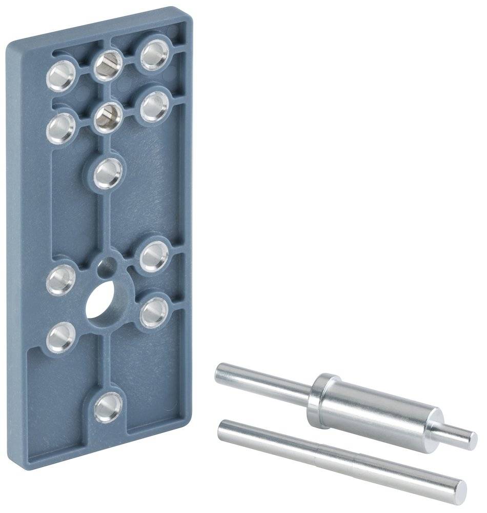 Eine Metallschablone mit mehreren Löchern und zwei Metallstangen, die für wiederholte Aufgaben in Bau- oder Fertigungsumgebungen konzipiert ist.