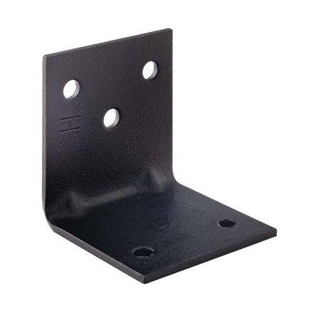 Eine L-förmige schwarze Metallhalterung mit vier Bohrungen zur Befestigung, die zum Verbinden von Flächen im rechten Winkel verwendet wird.