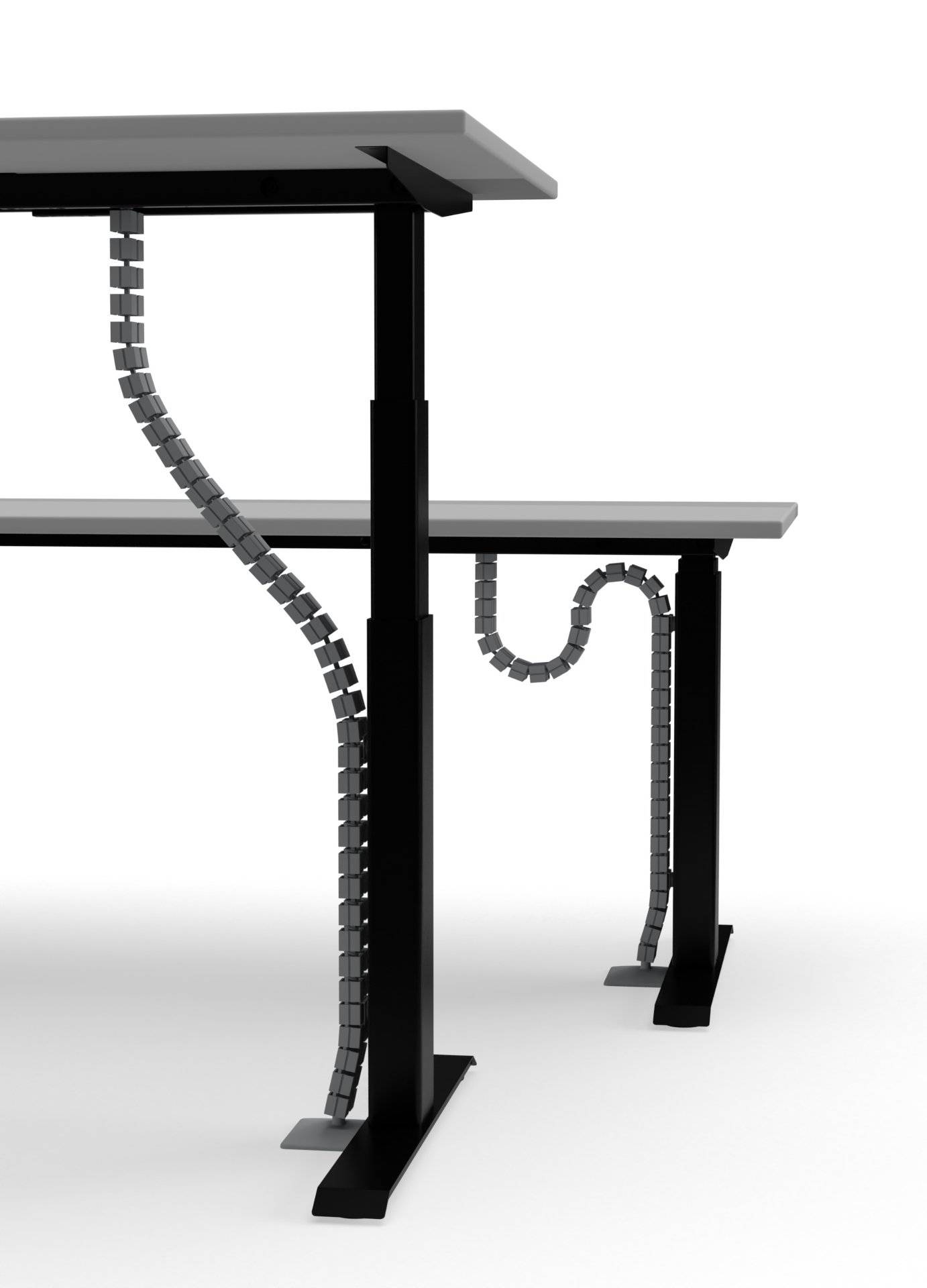 Höhenverstellbarer Schreibtisch mit Kabelmanagement-Ketten, die an den Beinen befestigt sind und Kabel ordnungsgemäß organisieren. Schreibtischoberfläche teilweise sichtbar.