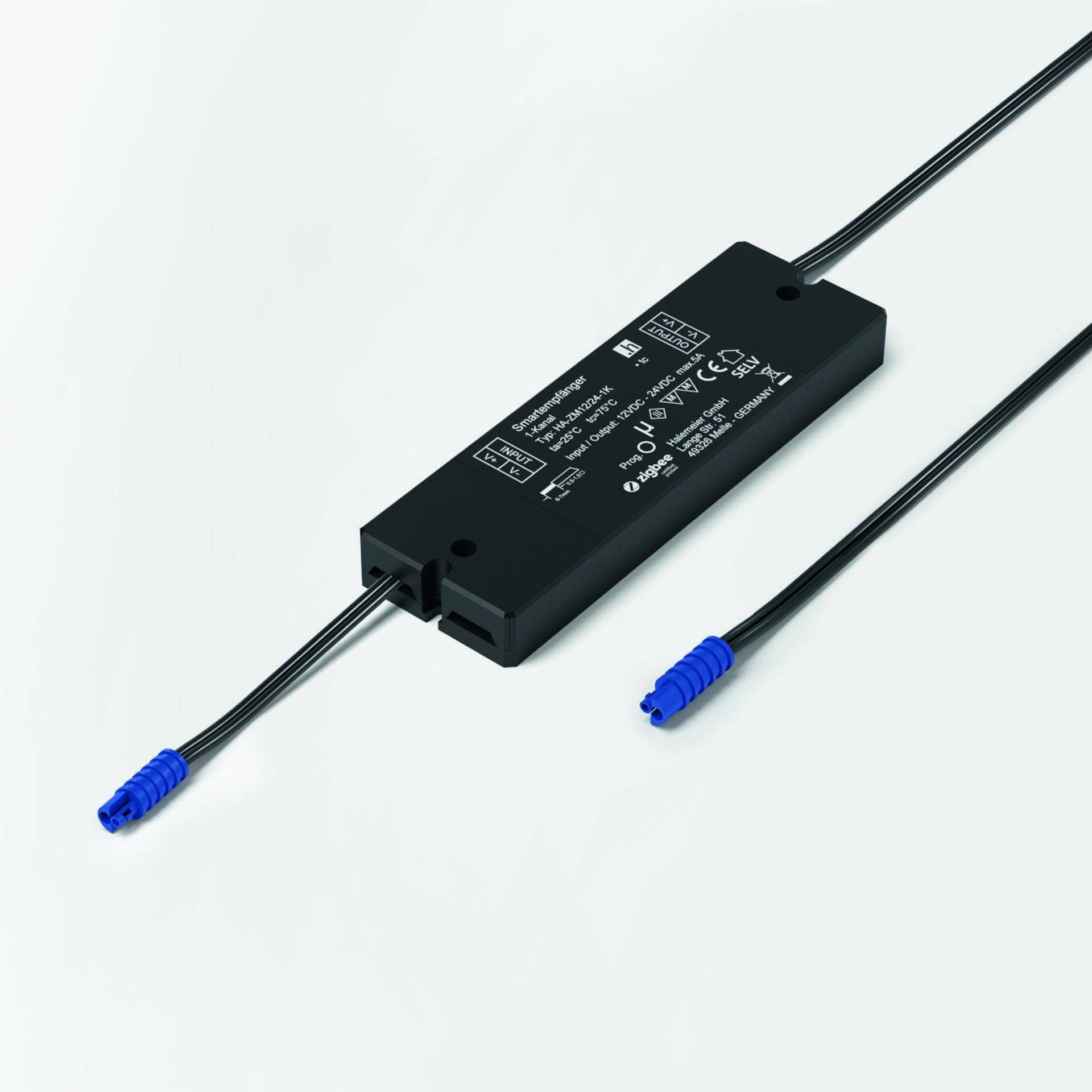 Ein rechteckiges schwarzes elektronisches Gerät mit zwei Kabeln, die von seinen Seiten abgehen. Es hat technische Spezifikationen in Weiß auf der Oberseite gedruckt.