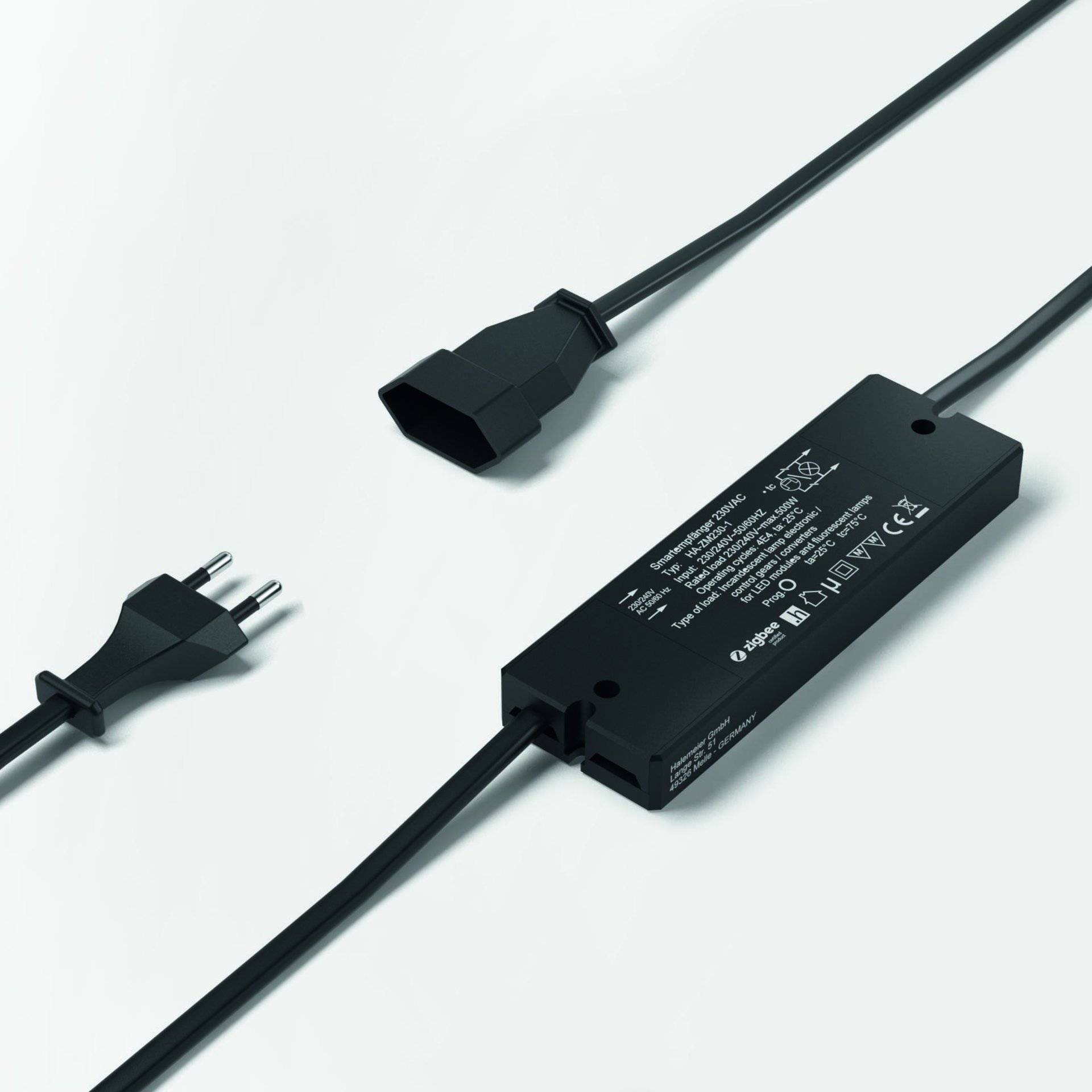 Ein schwarzer Stromadapter mit Stecker- und Buchsenkomponenten, die durch ein Kabel verbunden sind, mit auf dem Gehäuse angezeigten elektrischen Spezifikationen.