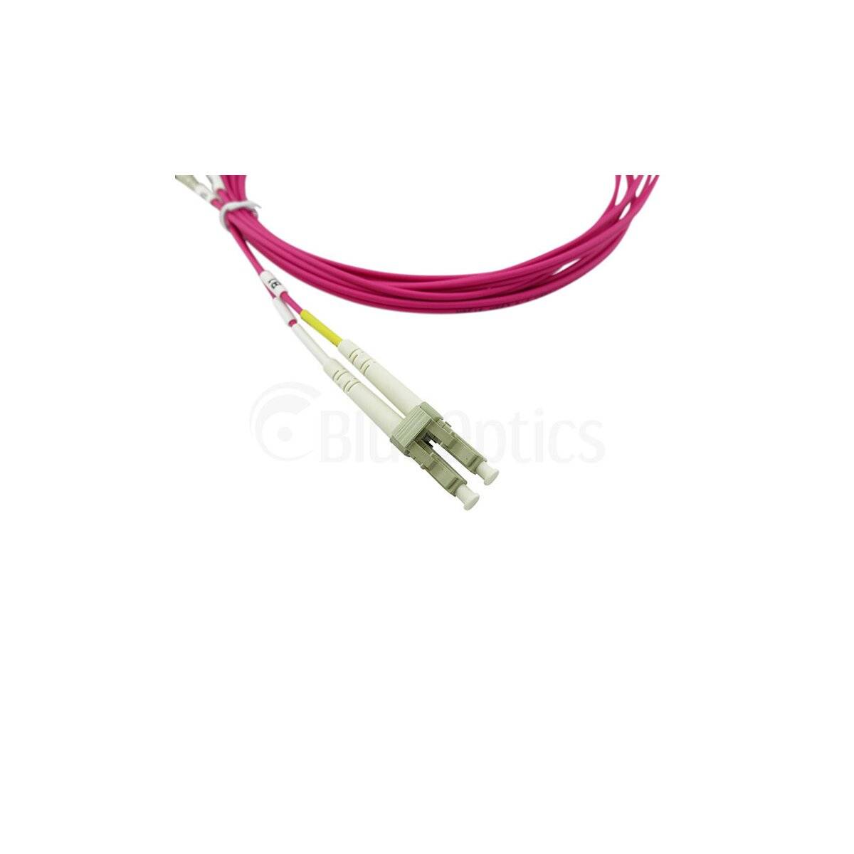 Magenta Glasfaserkabel mit zwei weißen Steckverbindern auf weißem Hintergrund.