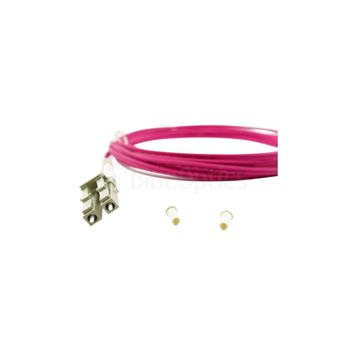 Aufgerolltes magentafarbenes Lichtwellenleiterkabel mit einem Metallstecker und zwei kleinen Kappen auf weißem Hintergrund.