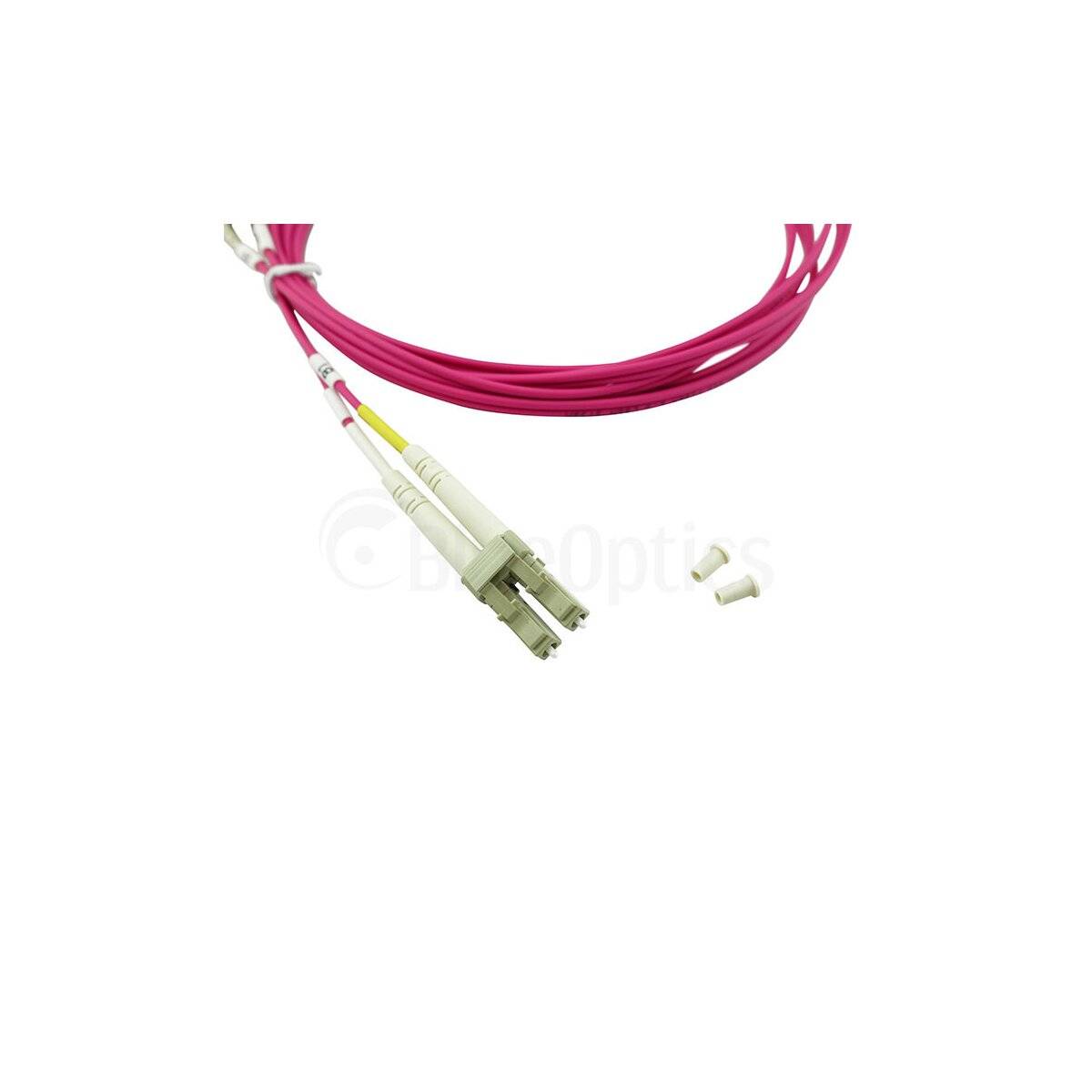 Magenta-Glasfaserkabel mit beigen Steckverbindern und kleinen Schutzdeckeln auf weißem Hintergrund.