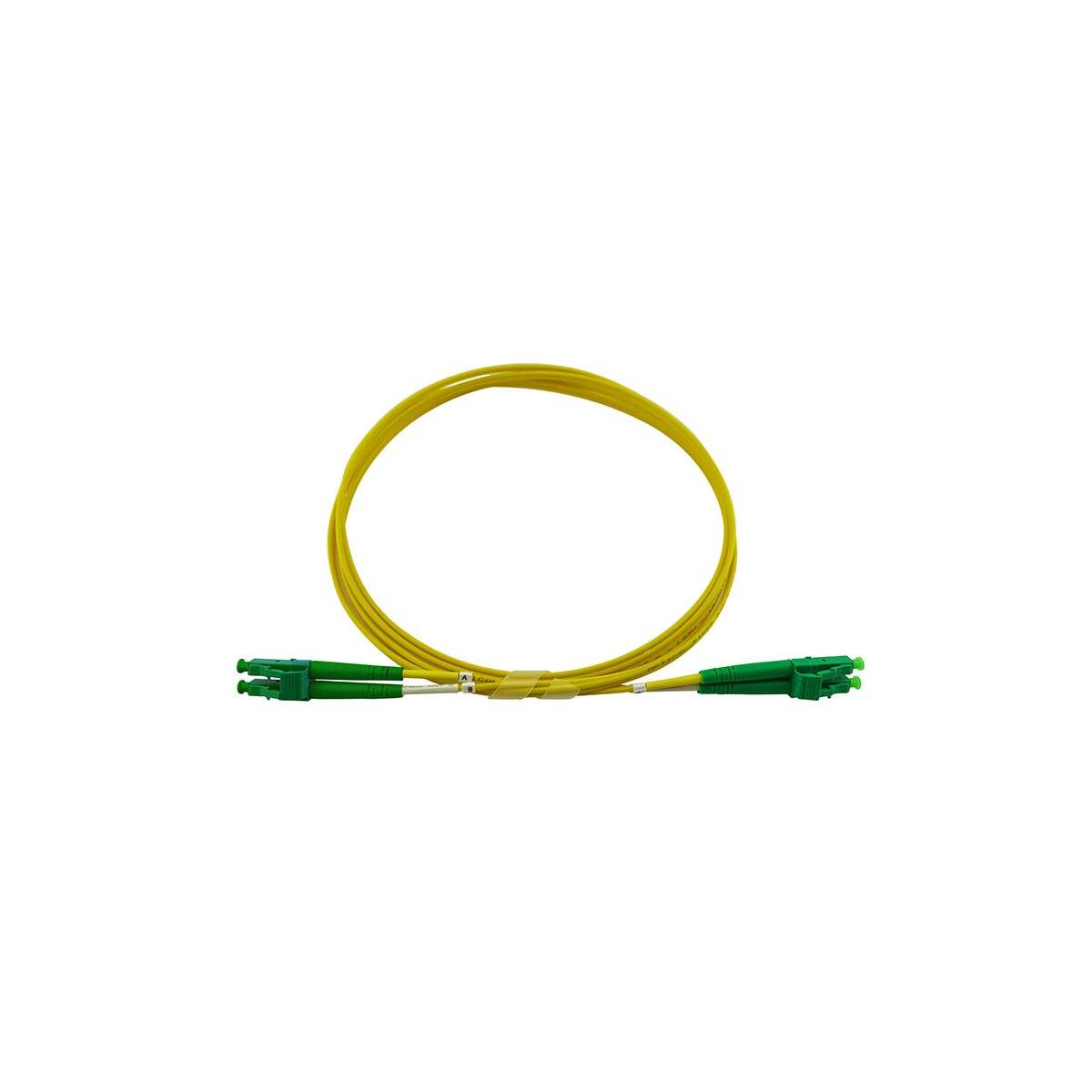 Ein einzelnes gelbes Lichtwellenleiterkabel, das in einer Schleife aufgewickelt ist und an beiden Enden grüne Stecker hat, vor einem schlichten weißen Hintergrund.
