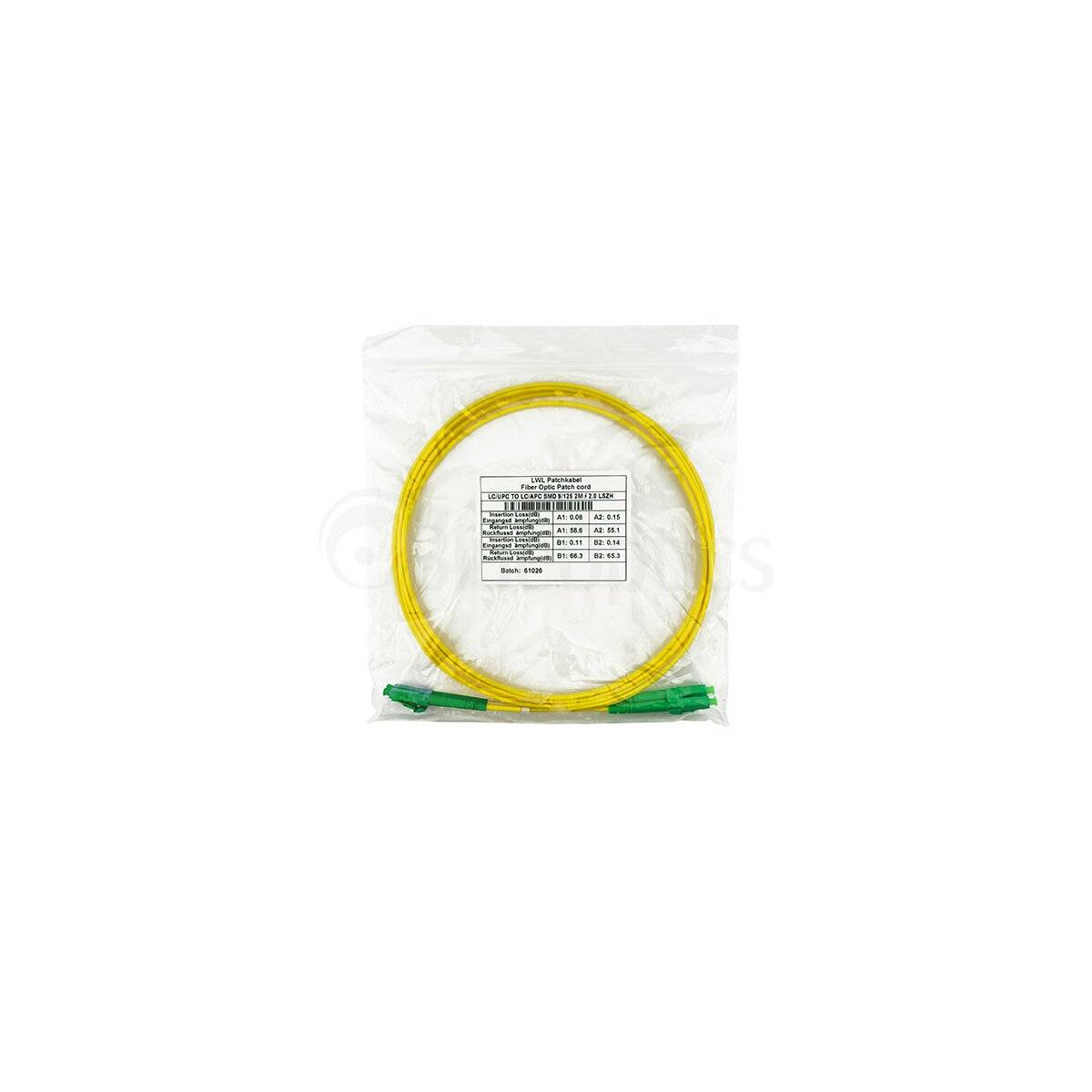 Ein gelbes Lichtwellenleiterkabel, das in einer durchsichtigen Kunststoffverpackung aufgewickelt ist, mit einem Etikett, das Produktspezifikationen anzeigt; zwei grüne Stecker sind sichtbar.
