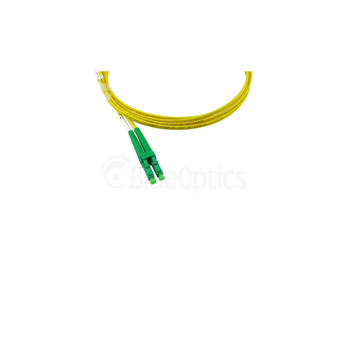 Gelbes Lichtwellenleiterkabel mit grünen Steckverbindern, ordentlich aufgerollt. Geeignet für hochgeschwindigkeitsgestützte Datenübertragung und Telekommunikation.
