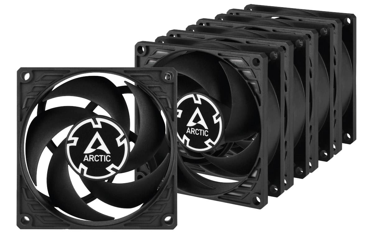 Fünf gestapelte schwarze ARCTIC-Computerkühllüfter, jeweils mit Logo in der Mitte, entwickelt zur Verbesserung der Luftzirkulation und Reduzierung der Wärme in PC-Konfigurationen.