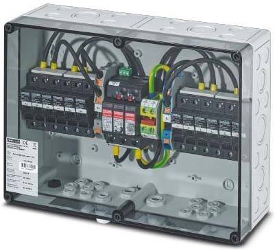 Eine elektrische Verteilerdose mit mehreren Sicherungsautomaten und bunten Leitungen, an einer Wand montiert. Die transparente Abdeckung gibt Einblick in die Innenkomponenten.