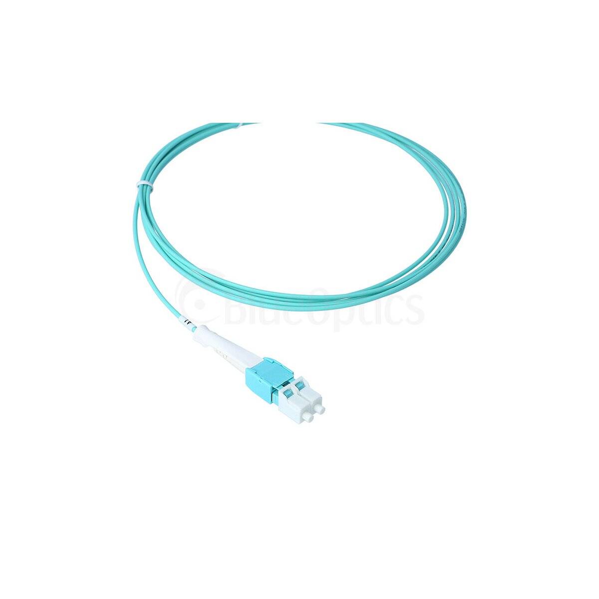 Ein türkisfarbenes Glasfaserkabel, das zu einer Spule aufgerollt ist, mit einem blau-weiß gestreiften Stecker auf weißem Hintergrund.