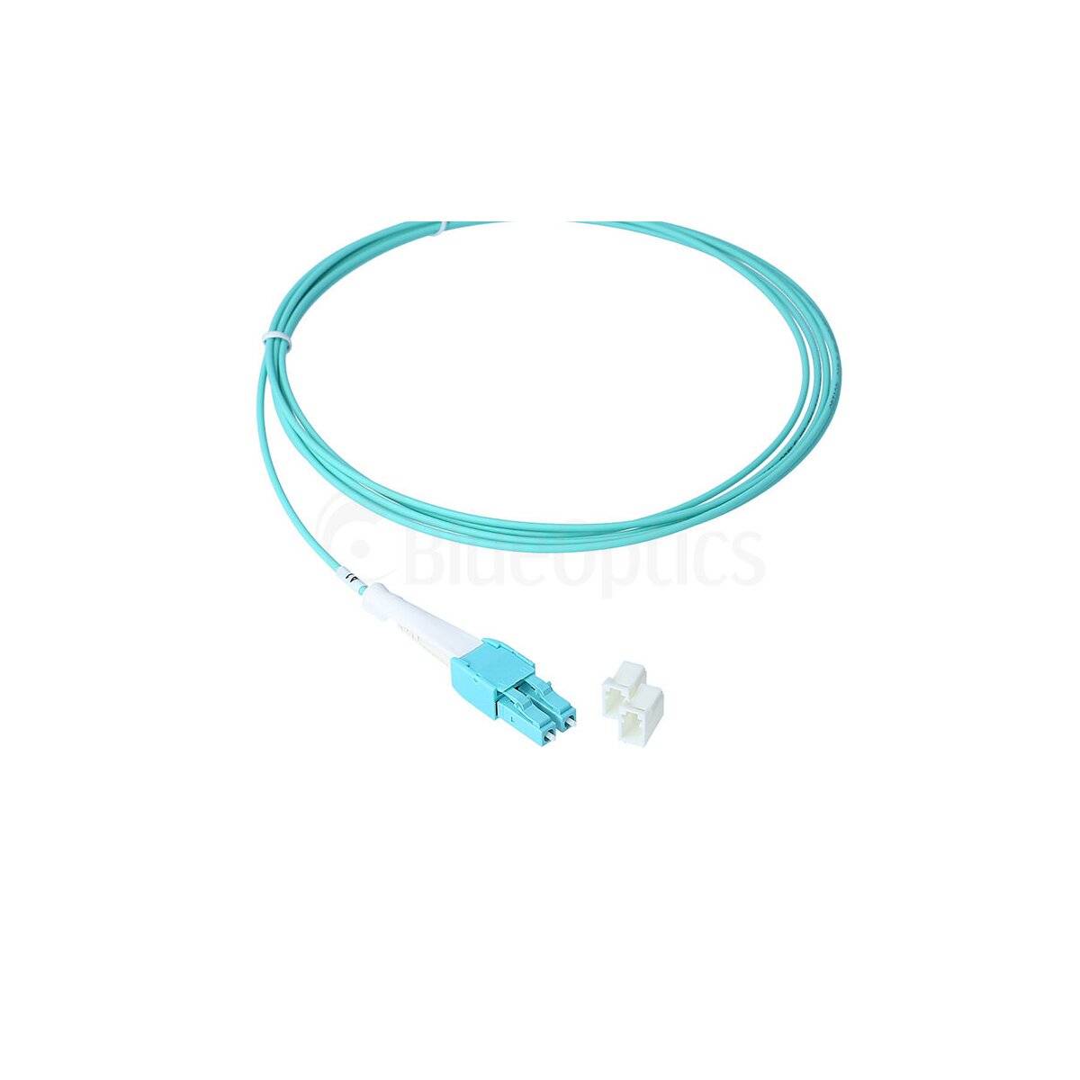 Ein türkisfarbenes Glasfaserkabel mit einem blauen Stecker und einem kleinen weißen Adapter, dargestellt vor einem einfachen weißen Hintergrund.