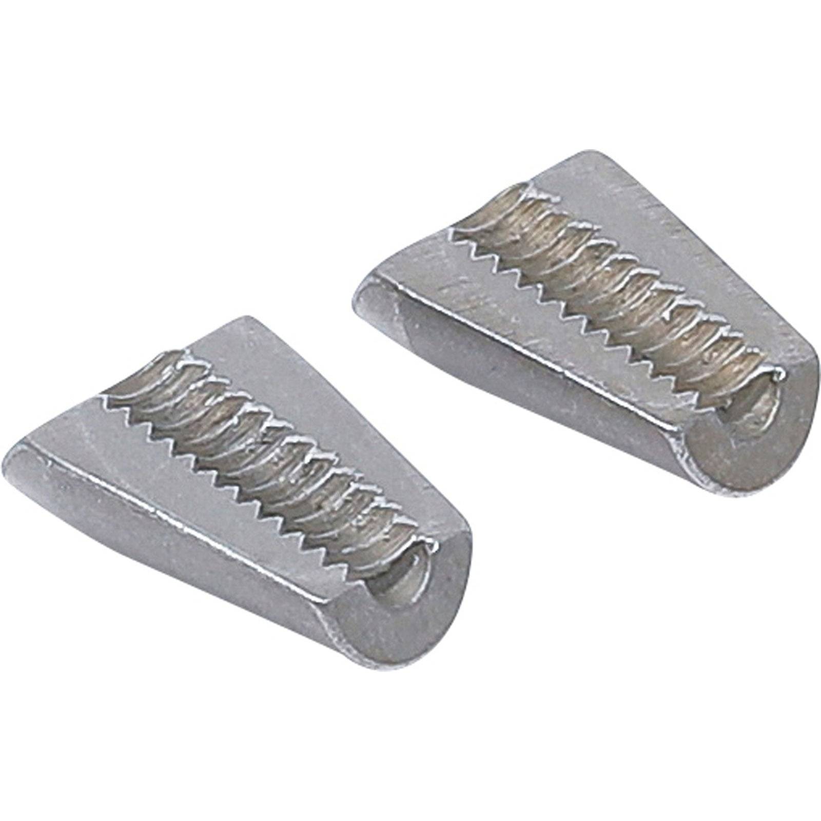 Zwei metallische, keilförmige Werkzeuge mit gezackten Kanten, die wahrscheinlich zum Greifen oder Trennen von Materialien in mechanischen Anwendungen verwendet werden.