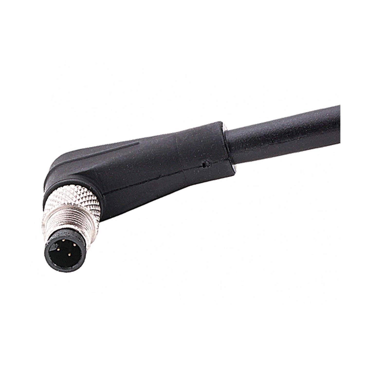 Ein L-förmiges schwarzes Kabel mit einem metallischen Anschlussende, geeignet für Elektronik- oder Netzwerkgeräte, vor einem weißen Hintergrund.