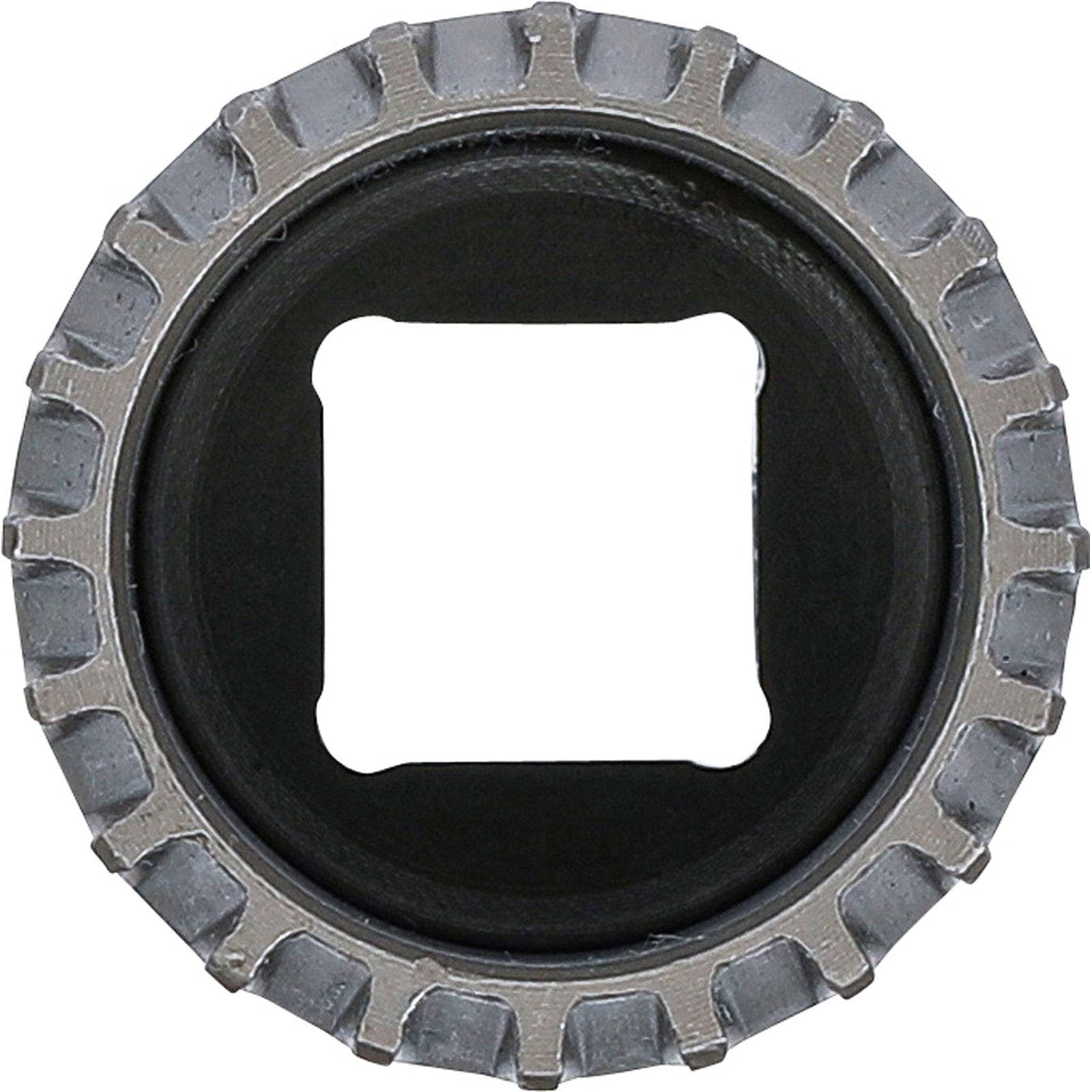 Eine Metallhülse mit quadratischer Öffnung und gerilltem Rundrand, häufig zum Anbringen oder Entfernen von Komponenten mit einem kompatiblen Werkzeug verwendet.