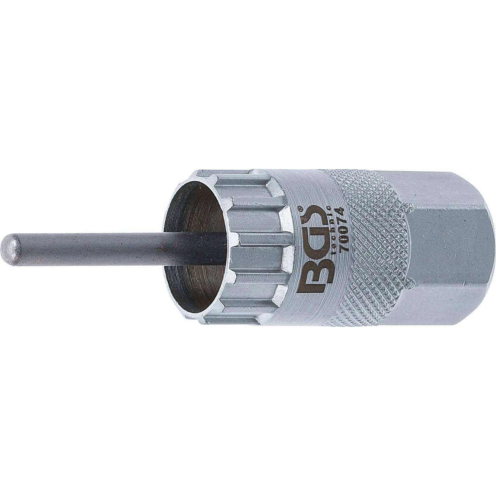 Ein Nahaufnahme eines silbernen zylindrischen Werkzeugs mit einem hervorstehenden Metallstift. Das Werkzeug ist mit der Bezeichnung 