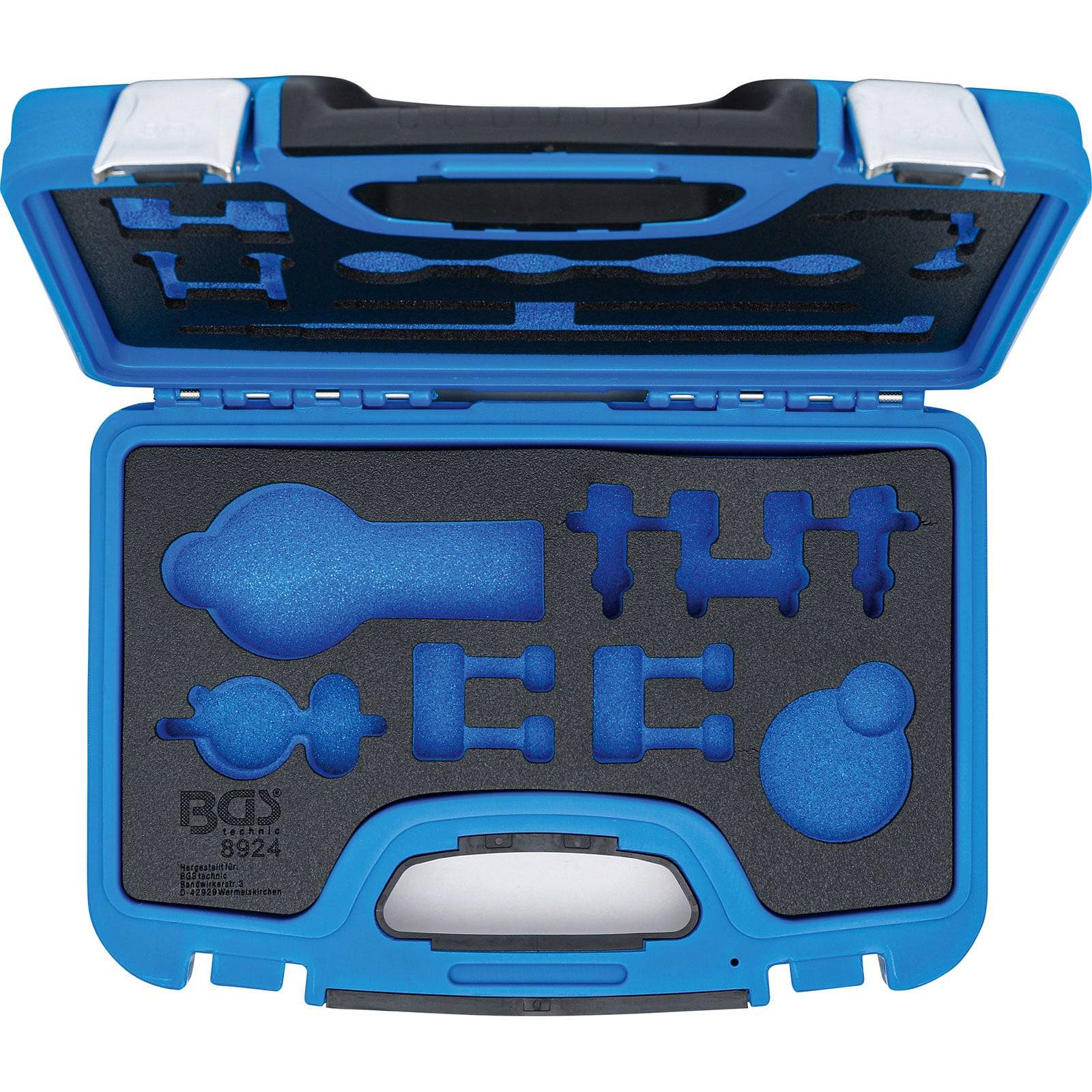 Ein blauer Werkzeugkoffer mit maßgefertigten Schaumstoffausschnitten enthält verschiedene Präzisionsbeschläge, höchstwahrscheinlich für automotive oder industrielle Anwendungen.