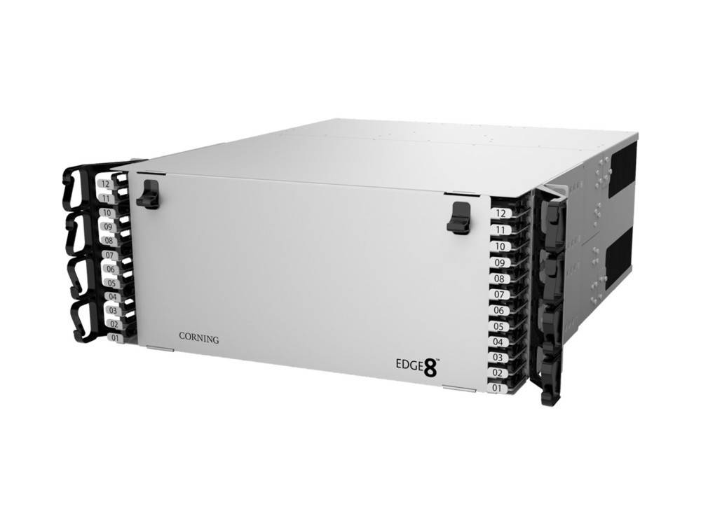 Ein Corning EDGE8 Glasfaser-Verteilfeld mit nummerierten Anschlüssen an beiden Seiten für Netzwerkverbindungen.