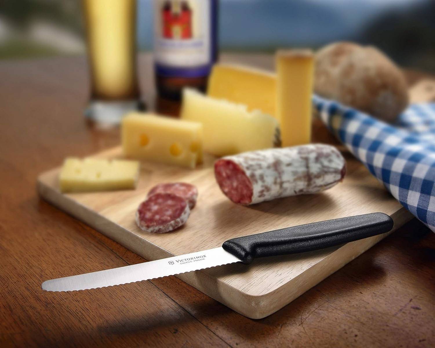 Victorinox, 5.0831, Standard, Tomaten- und Tafelmesser, Extra scharfe Klinge, mit Wellenschliff, robuster Kunststoff-Griff, Rot, Made in