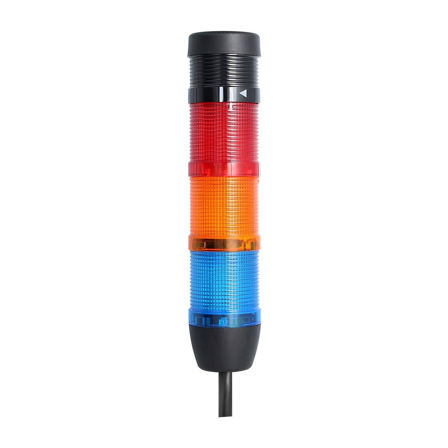 Ein vertikaler, dreistufiger Signalturm mit roten, orangen und blauen Leuchten, die verschiedene Status oder Warnungen in einem industriellen Umfeld anzeigen.