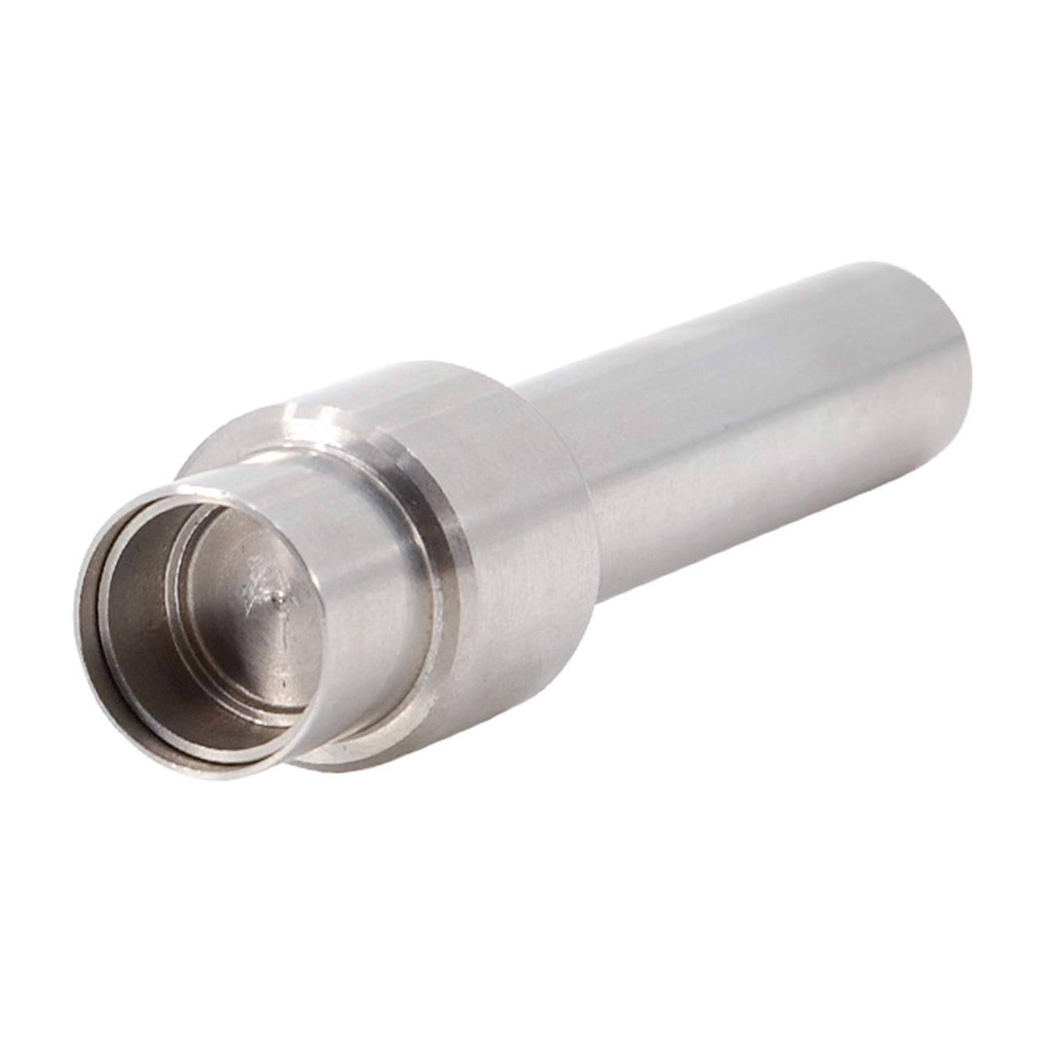 Ein Adapter aus Edelstahl in Zylinderbauform mit Gewindelanschluss, der zum sicheren Verbinden von Rohren oder Schläuchen verwendet wird.