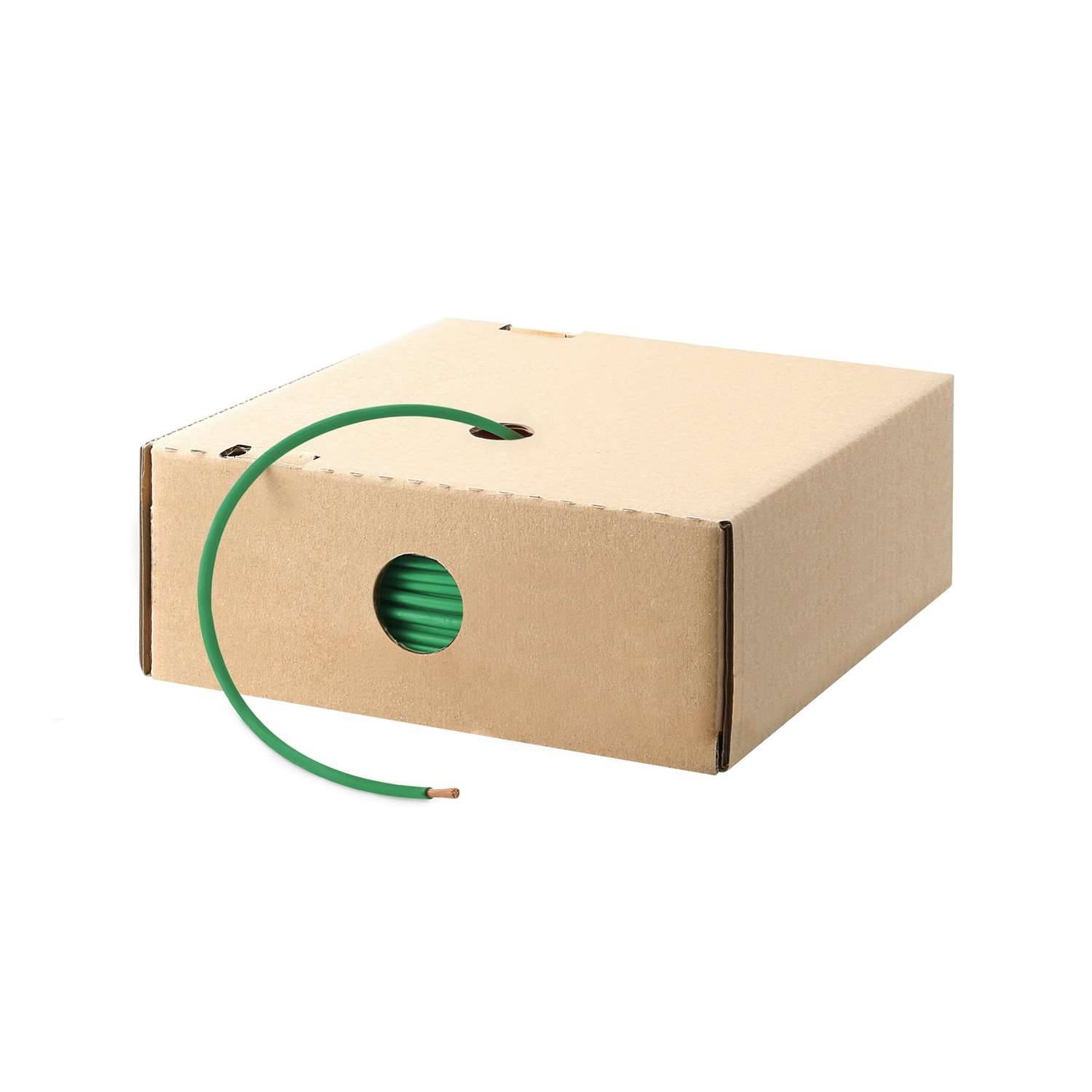 Eine beige Pappschachtel mit einem Loch, durch das eine grüne Elektrokabel-Spule im Inneren sichtbar ist, und ein Teil des Kabels ragt aus der Schachtel heraus.