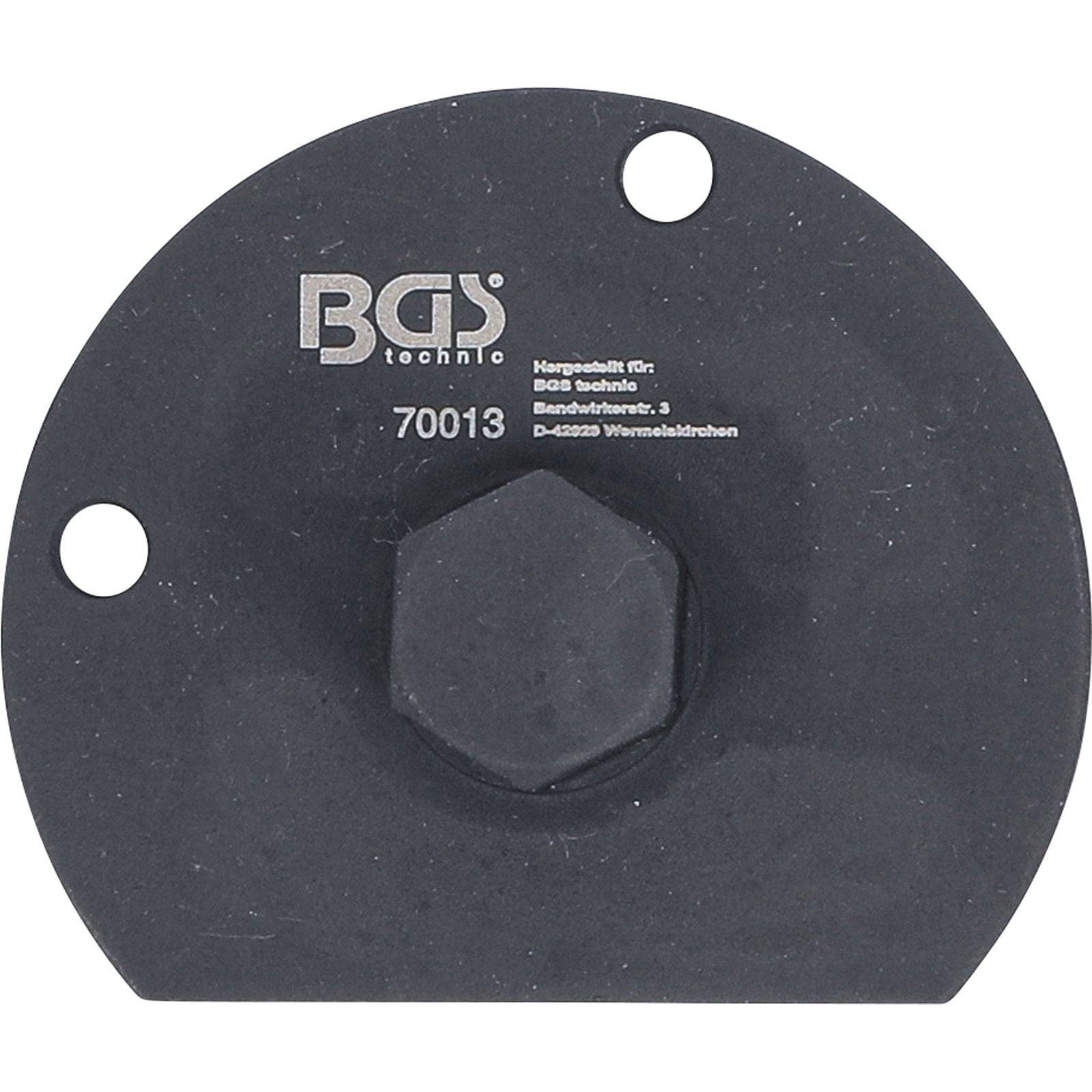 Ein rundes schwarzes Metallwerkzeug mit der Aufschrift 'BGS technic 70013', das drei Löcher und einen zentralen Bolzen aufweist.