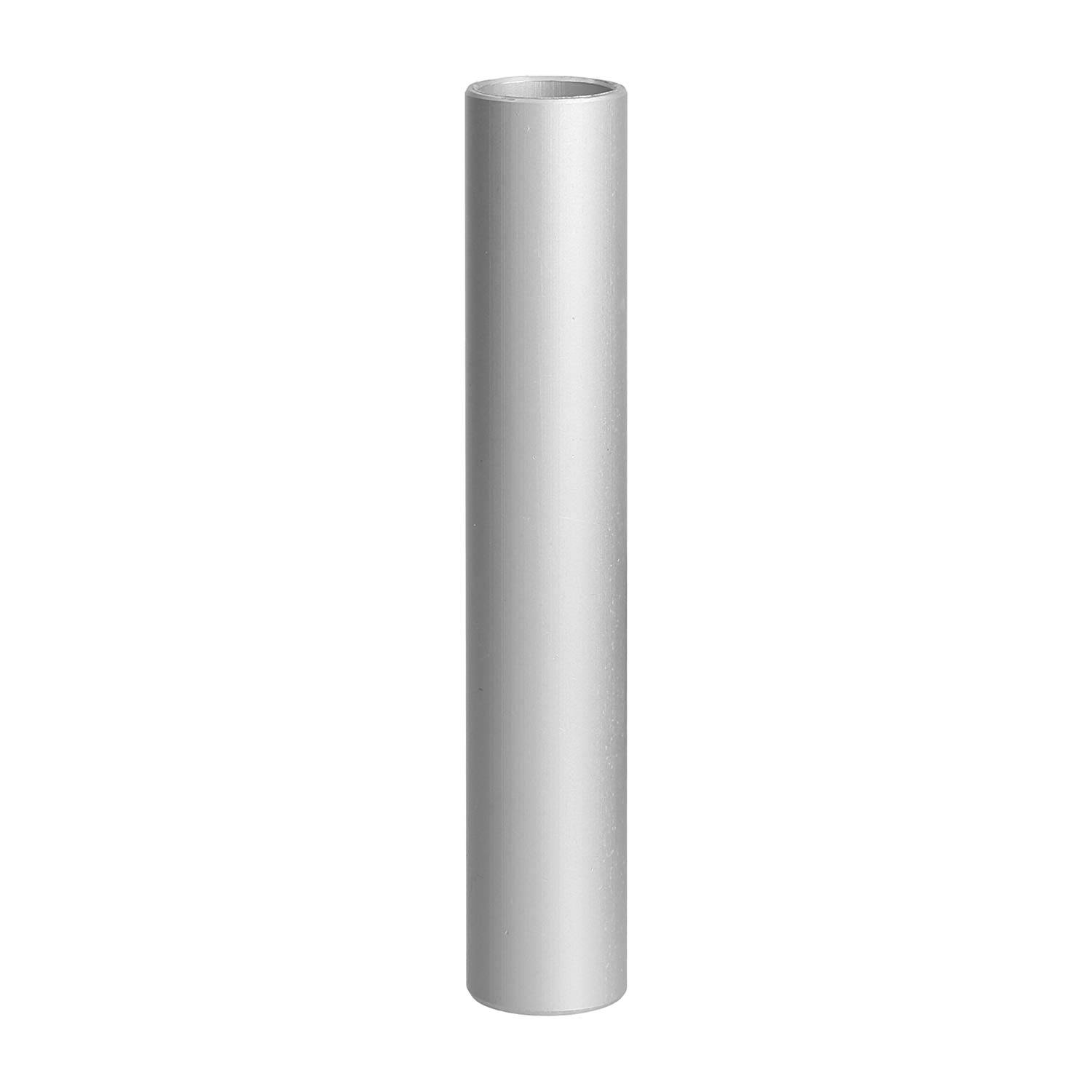 Ein glatter, zylindrischer Metallrohr steht aufrecht vor einem schlichten weißen Hintergrund.