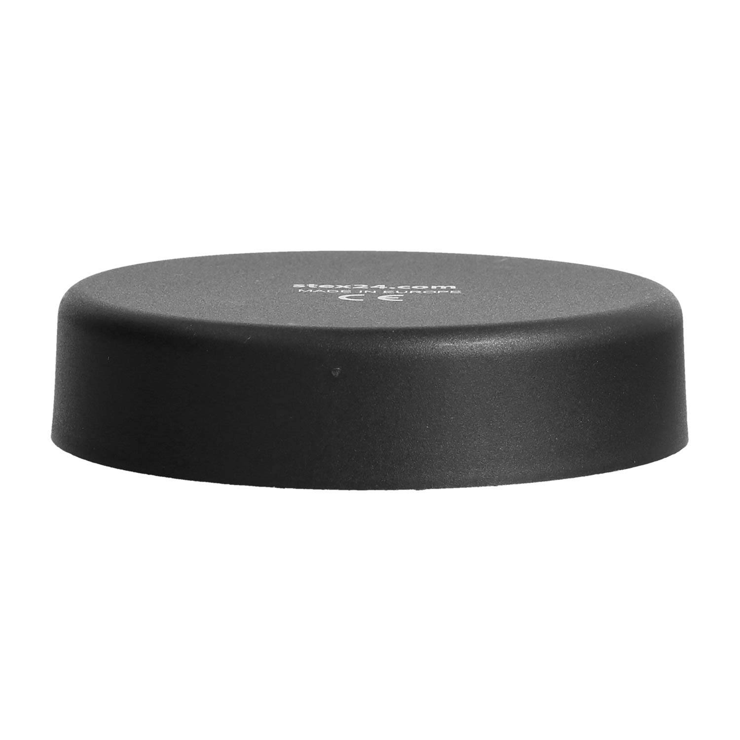 Ein schwarzer, runder Gummihockey-Puck mit dezenten Schriftzügen oben drauf.