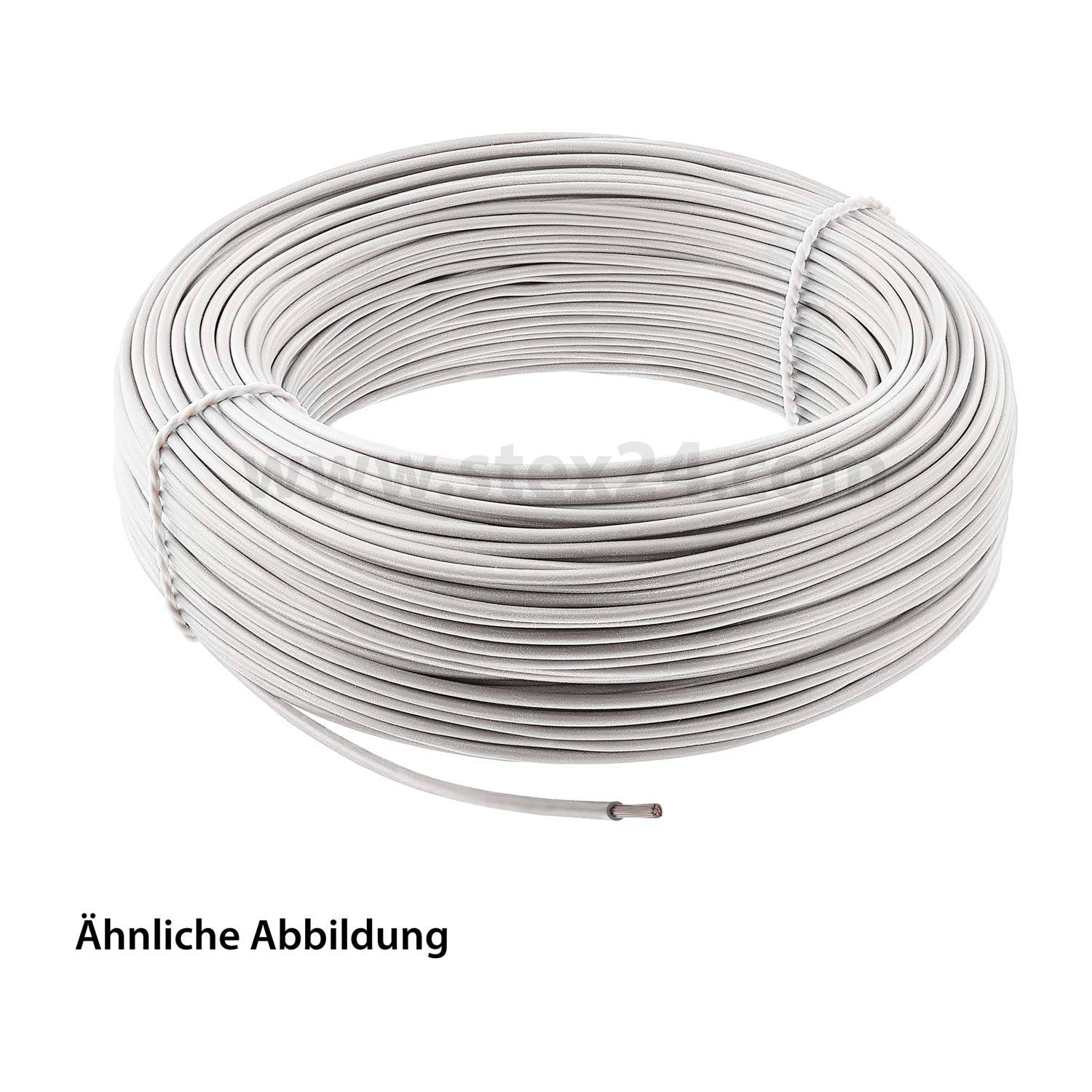 Eine Spule aus weißem Elektrokabel mit sichtbaren Enden, die ordentlich auf einem weißen Hintergrund aufgewickelt ist.