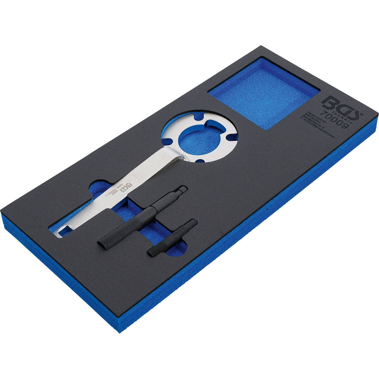 Eine Verpackung mit einem BGS 70069 Bandschlüssel, bestehend aus zwei schwarzen Komponenten, ordentlich in einer Schaumstoffeinlage angeordnet.