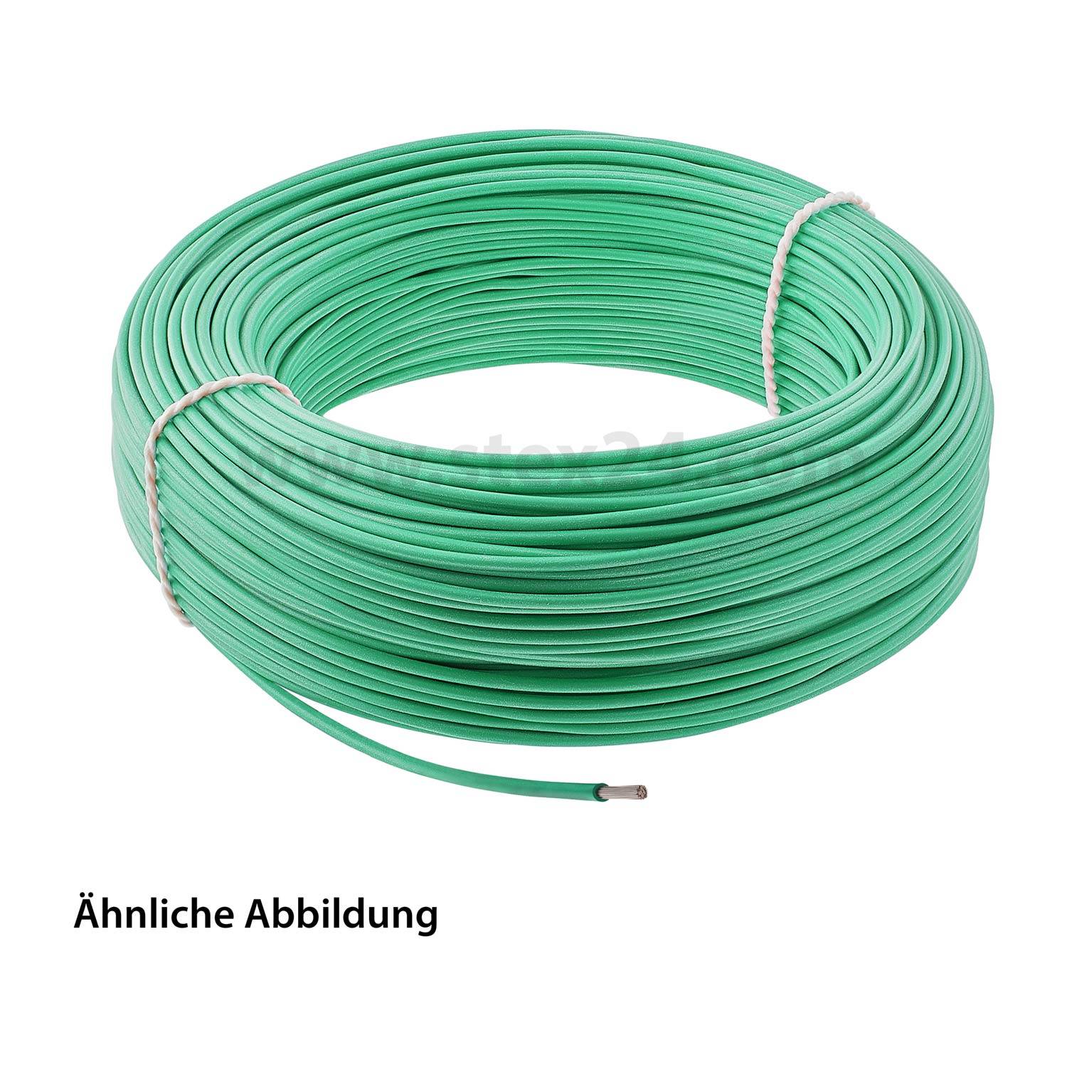 Eine Rolle grünes Kabel, eng aufgewickelt, mit einer kleinen weißen Kabelbinder, die es zusammenhält, und einer freigelegten Spitze am Ende. Beschriftung lautet 