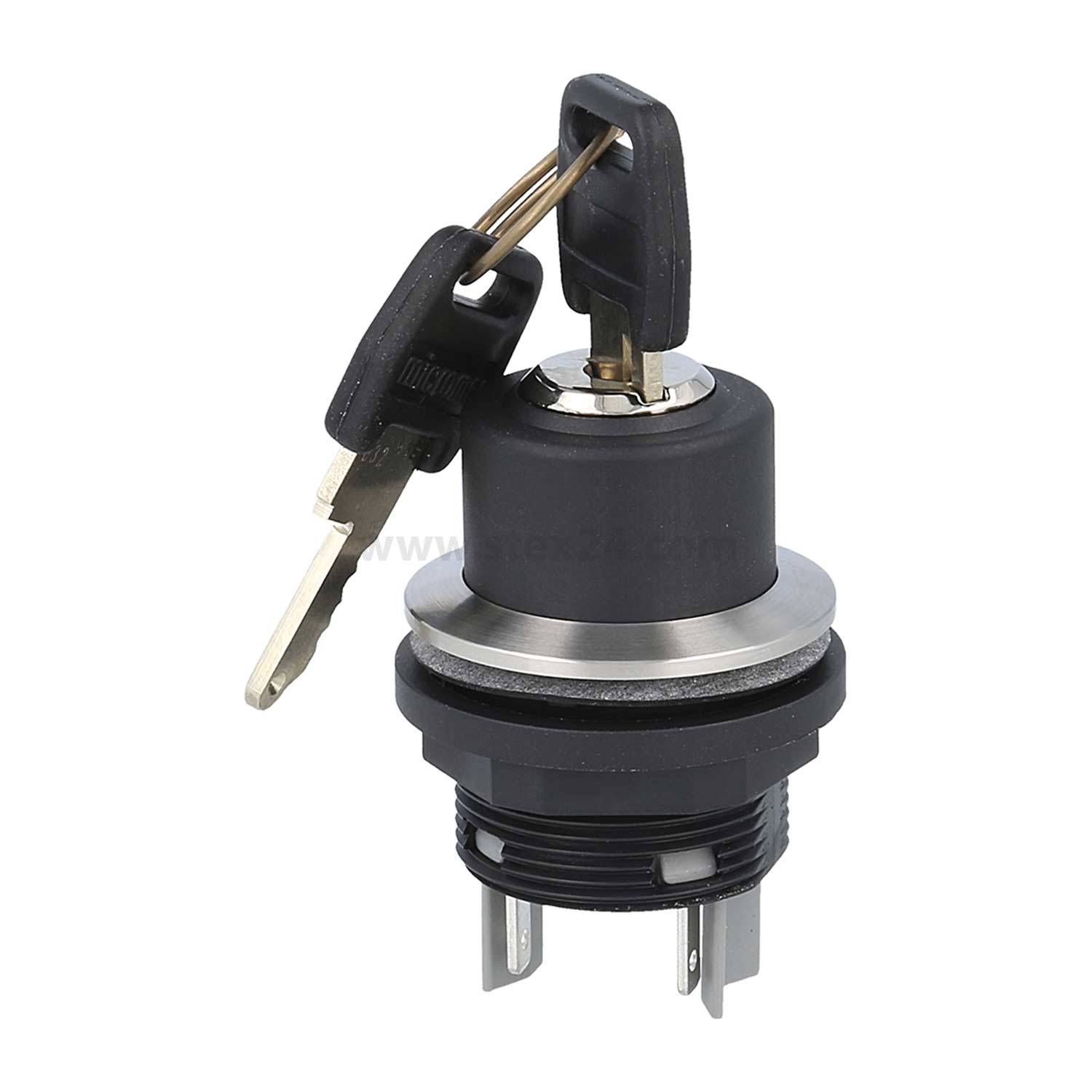 Ein schwarzer und silberner Zündschalter mit zwei eingelegten Schlüsseln, der metallische Anschlüsse an der Unterseite zeigt, der zur Steuerung elektrischer Schaltkreise verwendet wird.