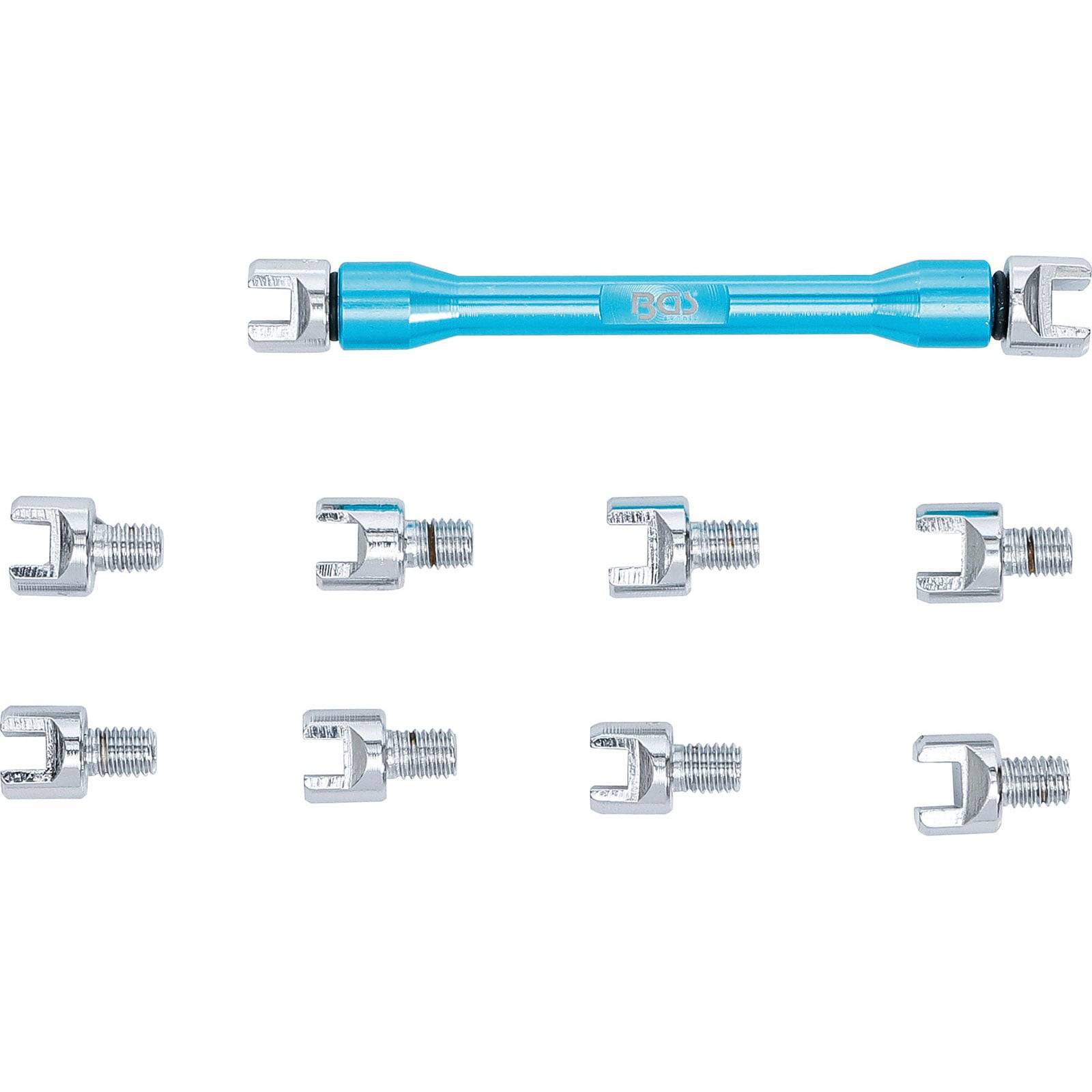 Ein Doppelgabelschlüssel mit mehreren austauschbaren Aufsätzen, der unterhalb des Schlüssels ausgelegt ist und für verschiedene Schraubengrößen in mechanischen Umgebungen verwendet wird.