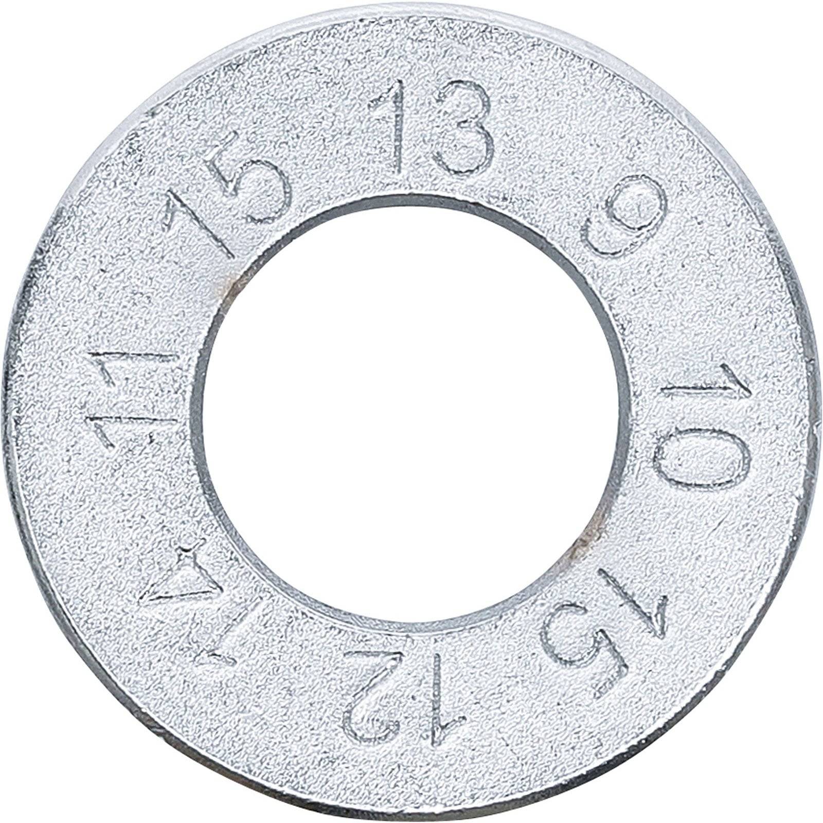 Eine kreisförmige Metallscheibe mit gravierten Zahlen und Linien, die verschiedene Winkel an ihrem Rand markieren und von 9 bis 15 reichen.