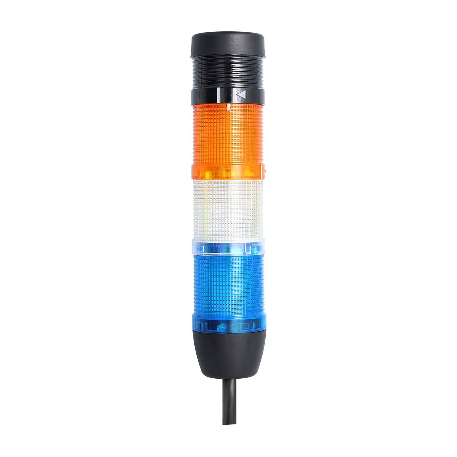 Ein Signalturm mit drei übereinander gestapelten Abschnitten: orange, weiß und blau, montiert auf einer schwarzen Basis mit einem nach unten verlaufenden Kabel.