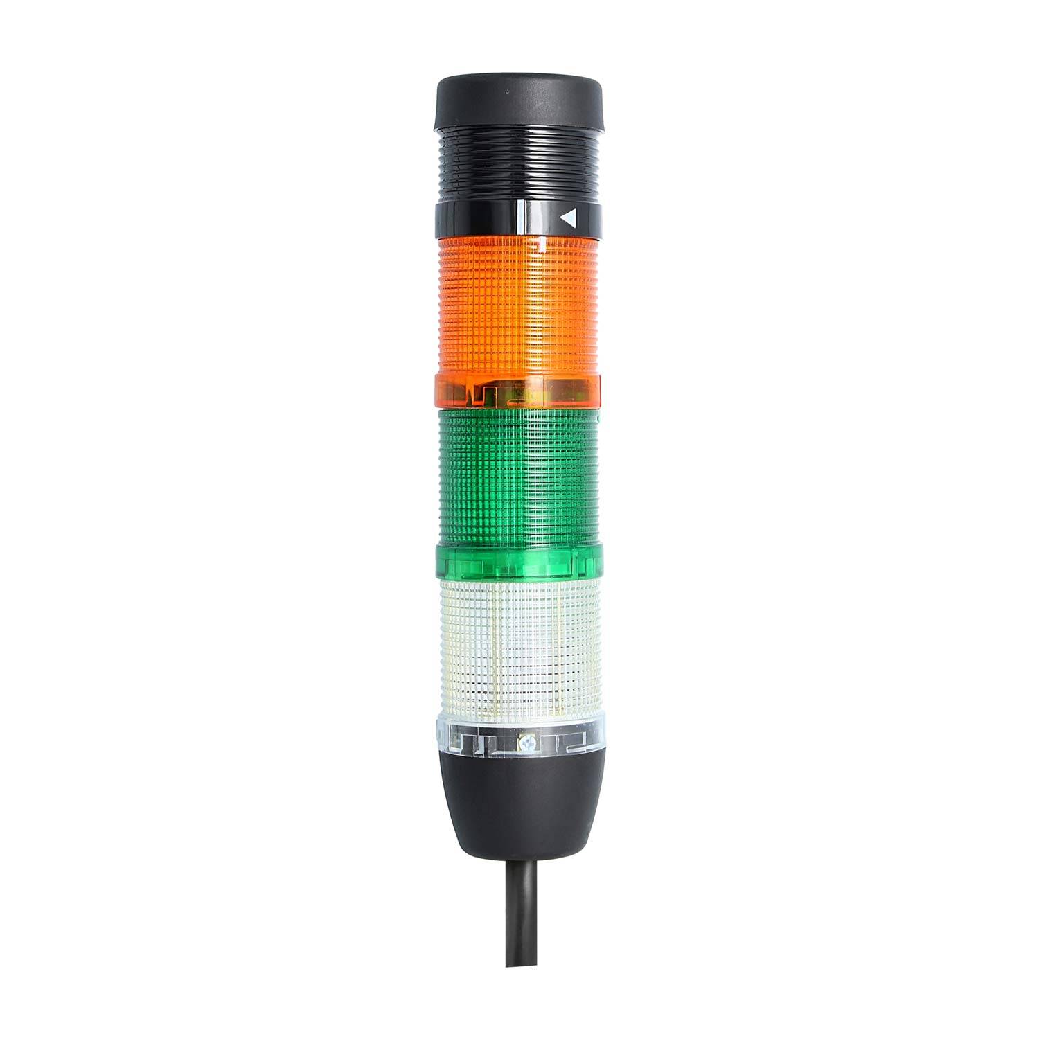 Signalturm mit drei Ebenen: orange, grün und weiß, der zur Anzeige des Maschinenstatus in industriellen Umgebungen verwendet wird.