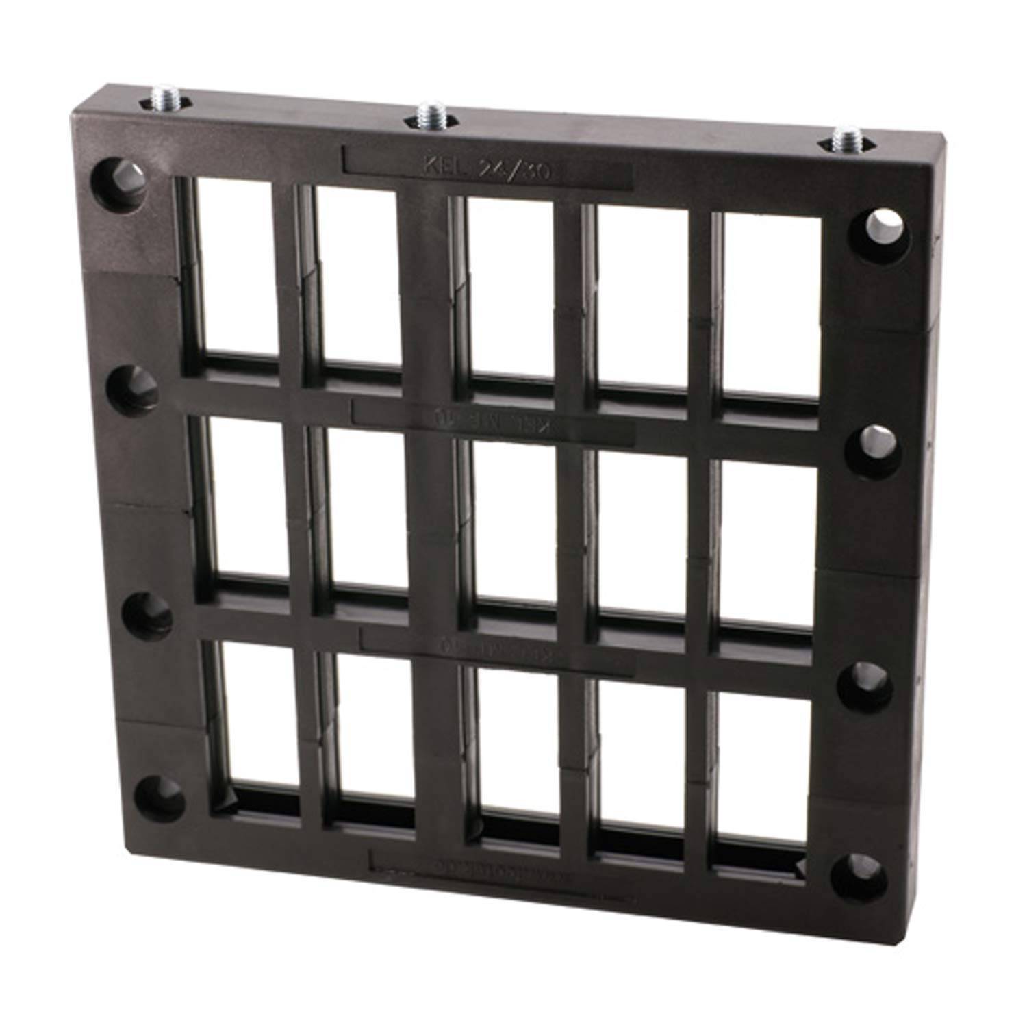 Ein schwarzes, rechteckiges, gitterartiges Kunststoffteil mit neun quadratischen Öffnungen und kreisförmigen Löchern entlang der Kanten, das zur Montage verwendet wird.