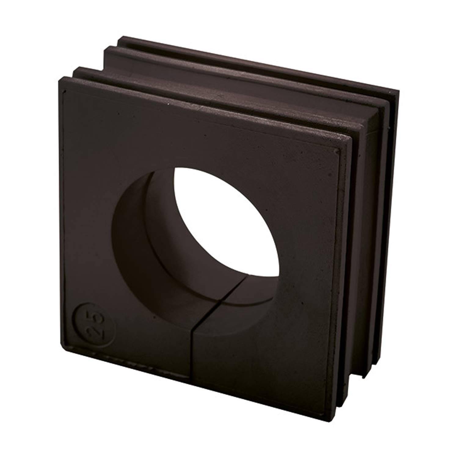 Ein quadratischer, schwarzer Gummi-Einsatz mit einem zentralen kreisförmigen Loch, wahrscheinlich zur Befestigung von Kabeln oder Rohren in einem Rohrleitungssystem.