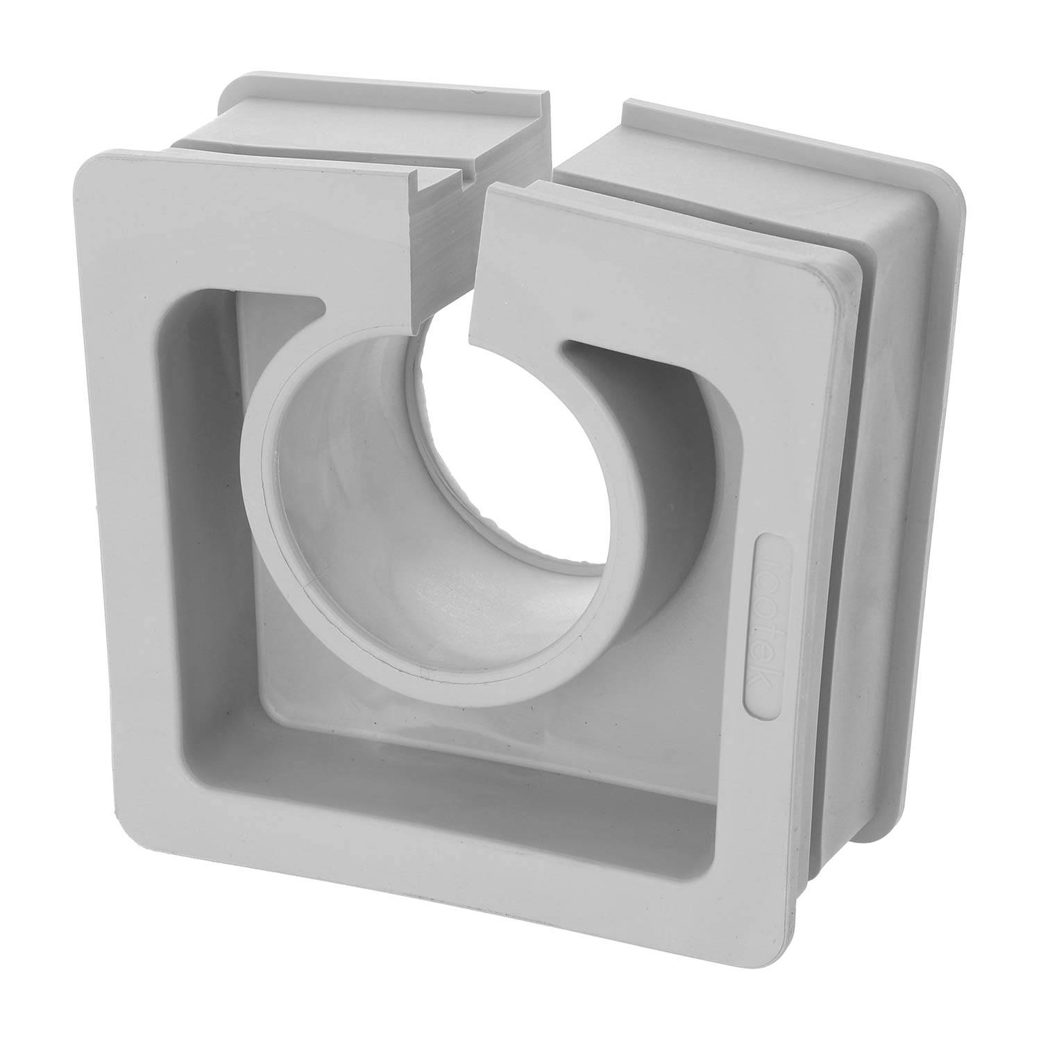 Quadratischer, grauer Gummidurchlass mit zentralem kreisförmigem Loch und seitlichen Schlitzen; wird zum Befestigen oder Isolieren von zylindrischen Objekten oder Kabeln verwendet.