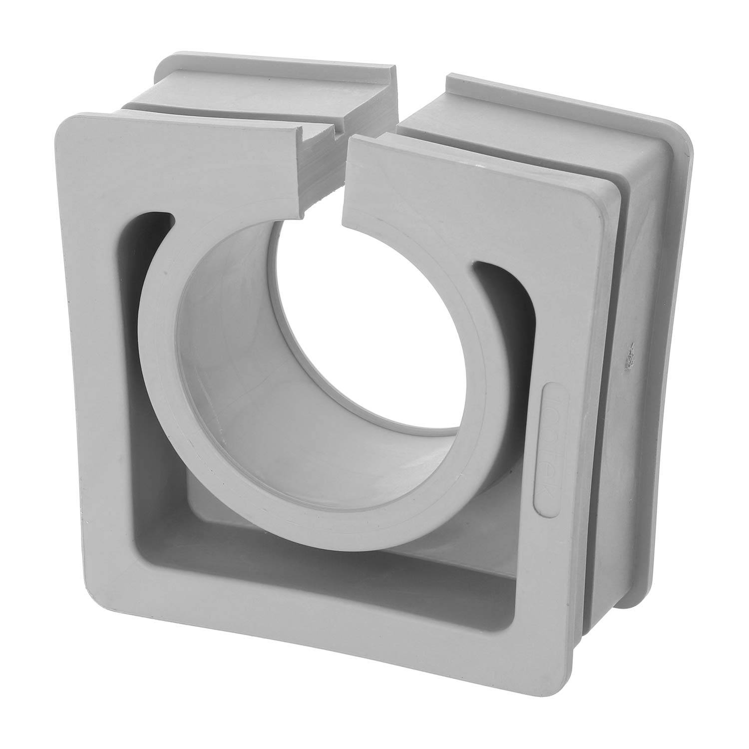 Eine graue, quadratisch geformte Kunststoffklemme mit einer kreisförmigen Öffnung in der Mitte, die zum Sichern von zylindrischen Objekten verwendet wird.