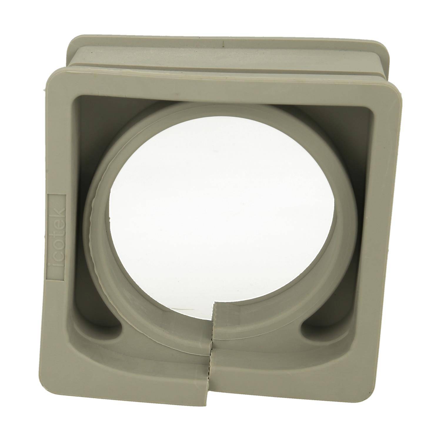 Ein quadratischer grauer Kunststoff-Ersatzmontageflans mit einer kreisförmigen Öffnung und einem gespaltenen Design für einfache Installation.