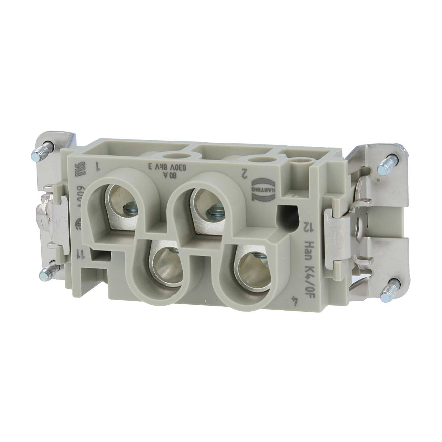 Frontansicht eines beigen Elektrosteckers mit mehreren Öffnungen und Metallklammern zur Befestigung von Drähten.