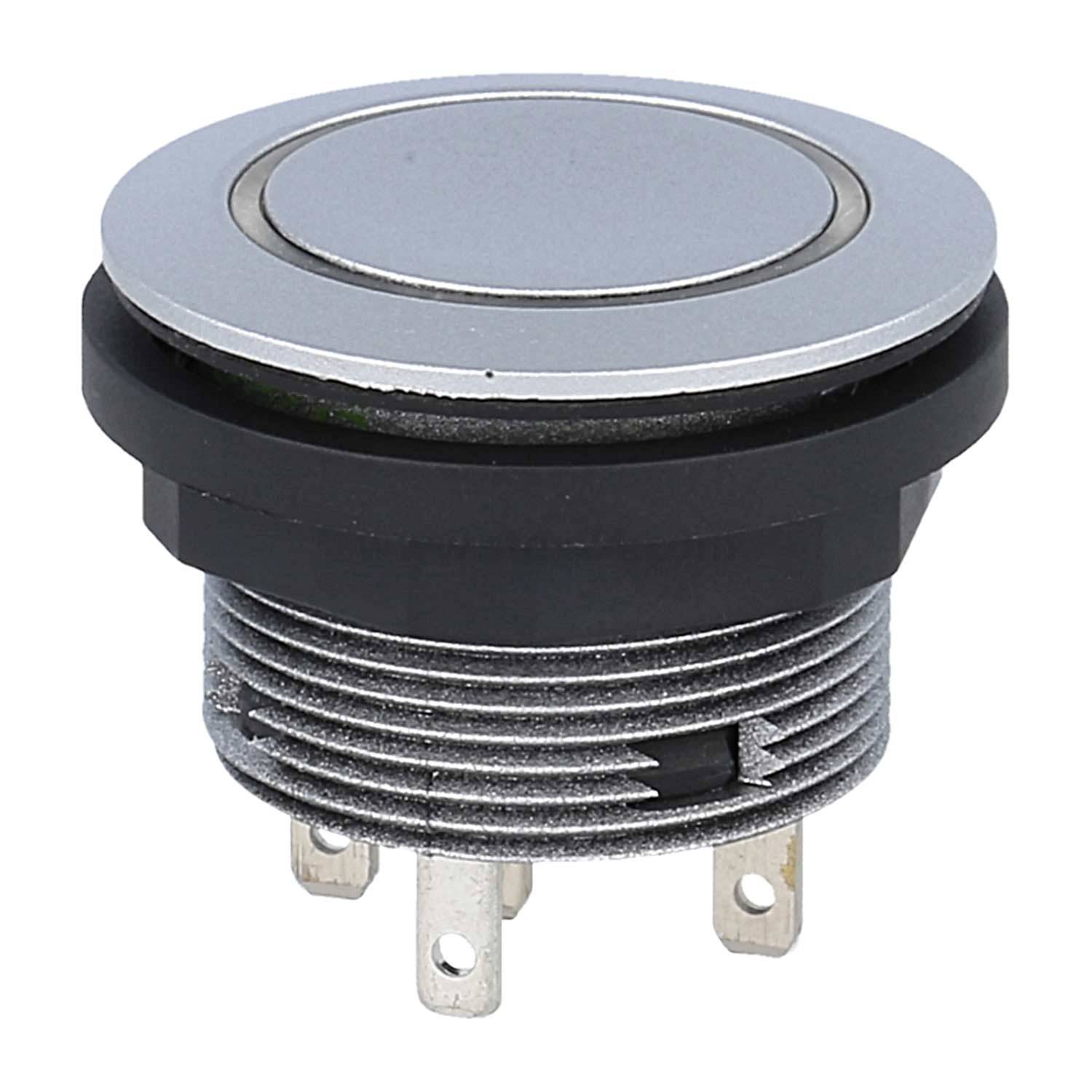 Ein metallischer Drucktaster mit einer runden silbernen Oberfläche und vier Metallzungen für elektrische Anschlüsse an der Basis.