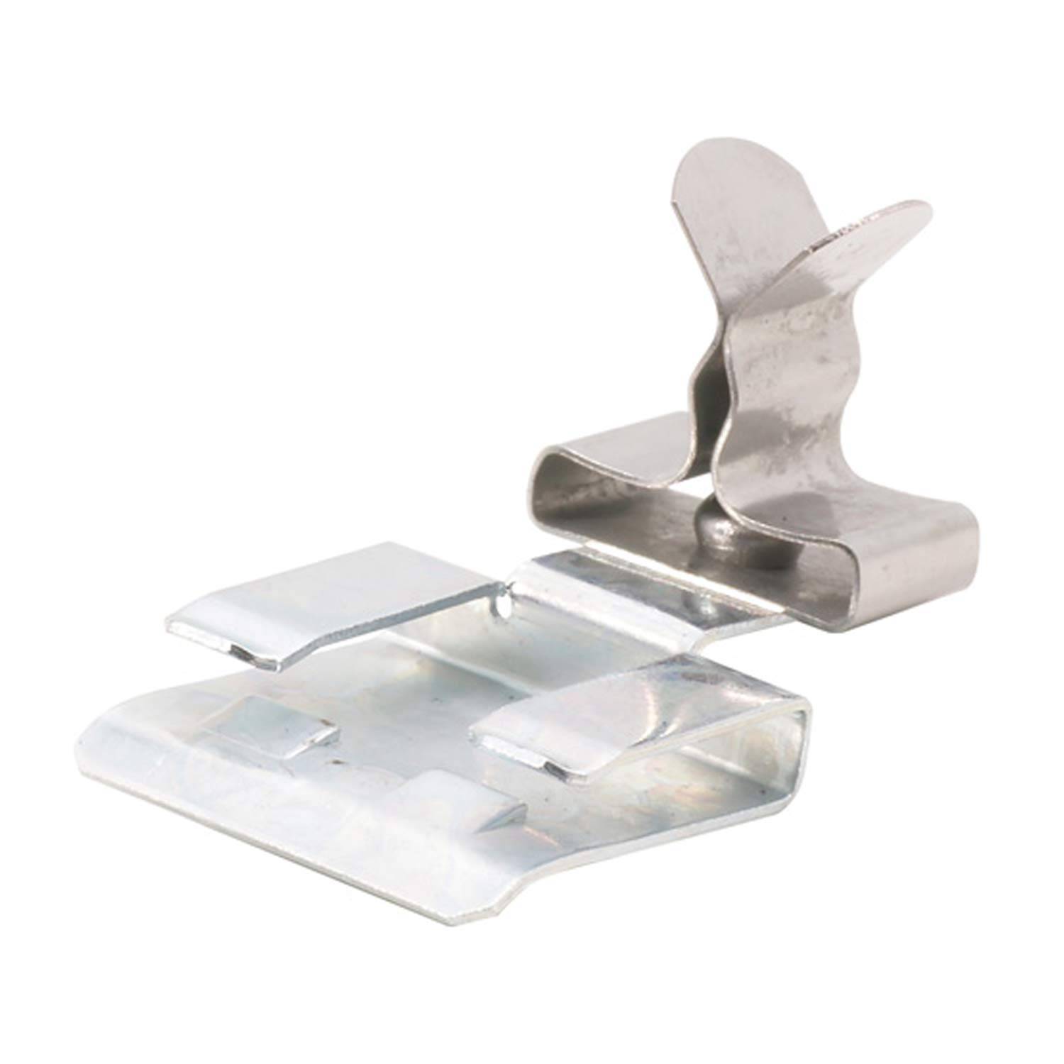 Eine Metallklammer mit einer Kombination aus glänzenden und matten Oberflächen wird gezeigt, die eine charakteristische Hakenkonstruktion am hinteren Ende aufweist.