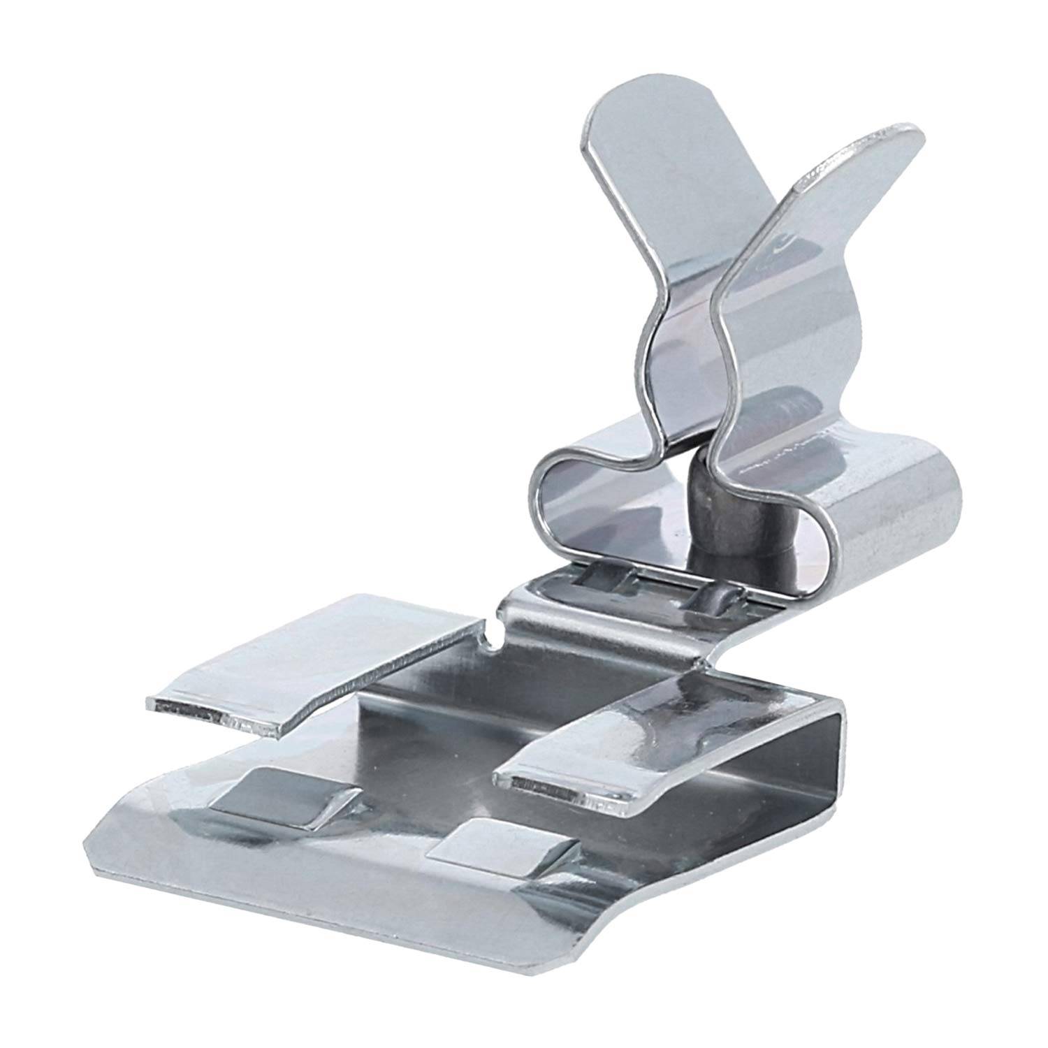 Eine silberne, gewinkelte Metallklammer, die zum Halten oder Sichern von Gegenständen konzipiert ist, mit geöffneten Zinken, die zum Greifen bereit sind.