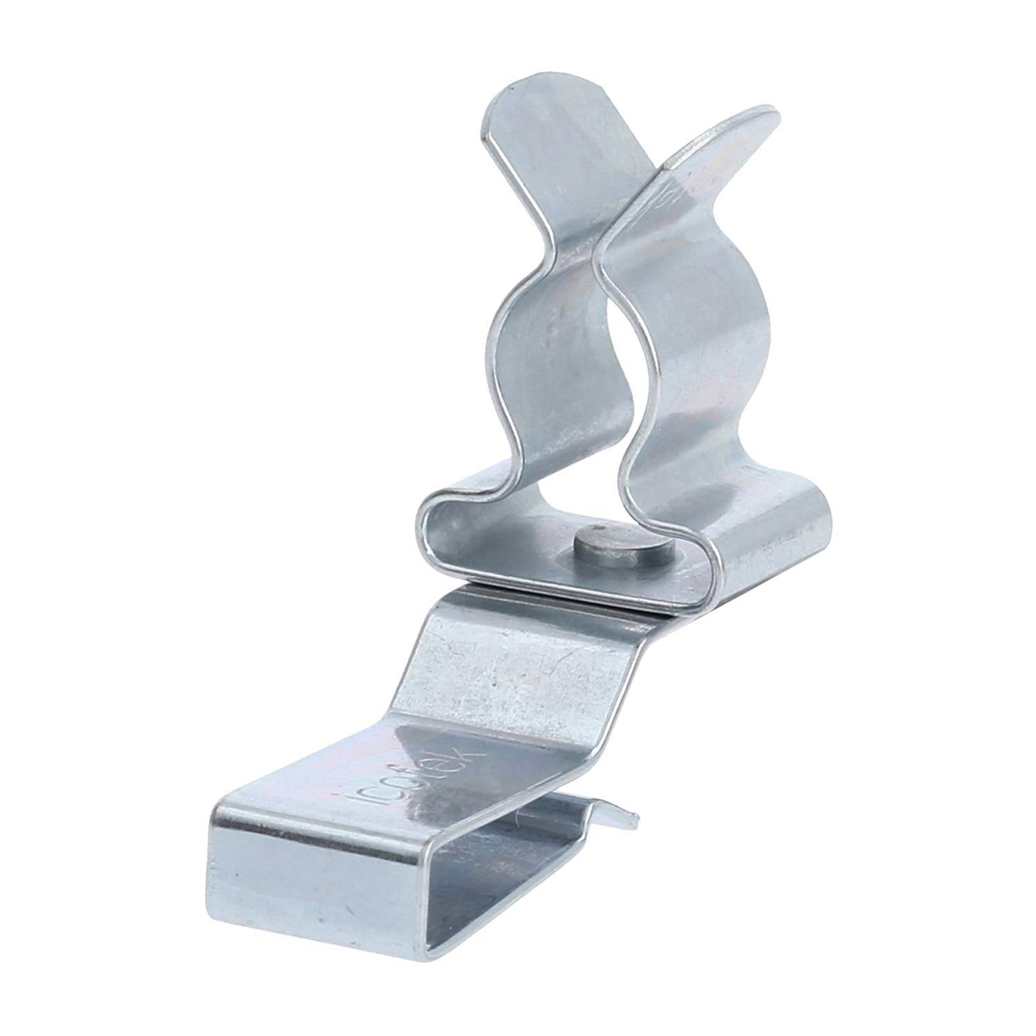 Eine metallische Federklemme mit Scharnierdesign, die zum Zusammenhalten von Objekten verwendet wird. Sie hat einen glänzenden Finish und wirkt robust.