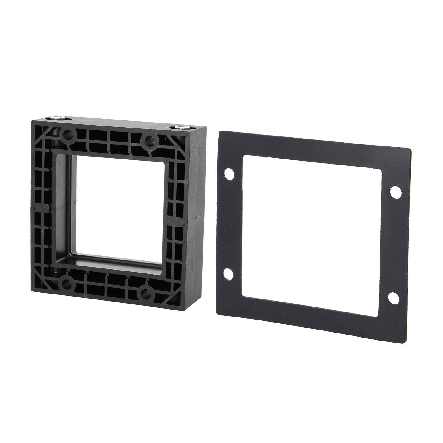 Ein schwarzer quadratischer Kunststoffrahmen mit gitterartiger Textur auf der linken Seite und eine passende flache quadratische Platte mit vier Schraubenöffnungen auf der rechten Seite.