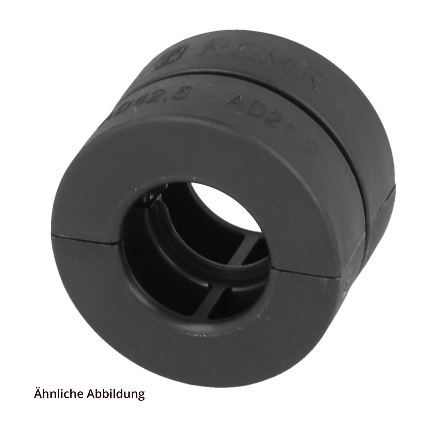 Eine zylindrische schwarze Kabelverschraubung mit einem Loch in der Mitte, die zum Sichern und Schützen von Kabeln verwendet wird und geätzte Markierungen auf ihrer Oberfläche aufweist.