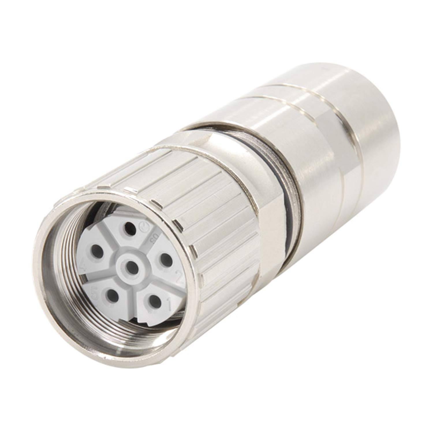 Nahaufnahme eines silbernen zylindrischen Metallverbinderadapters mit Gewindeöffnung und Fünf-Pin-Buchse auf weißem Hintergrund.