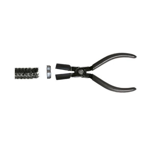 Ein schwarzes Werkzeug mit Griffen, höchstwahrscheinlich eine Zange, wird zusammen mit einer zylinderförmigen Bürste und einem kleinen Metallring gezeigt, was möglicherweise auf einen Verbindungszweck hindeutet.